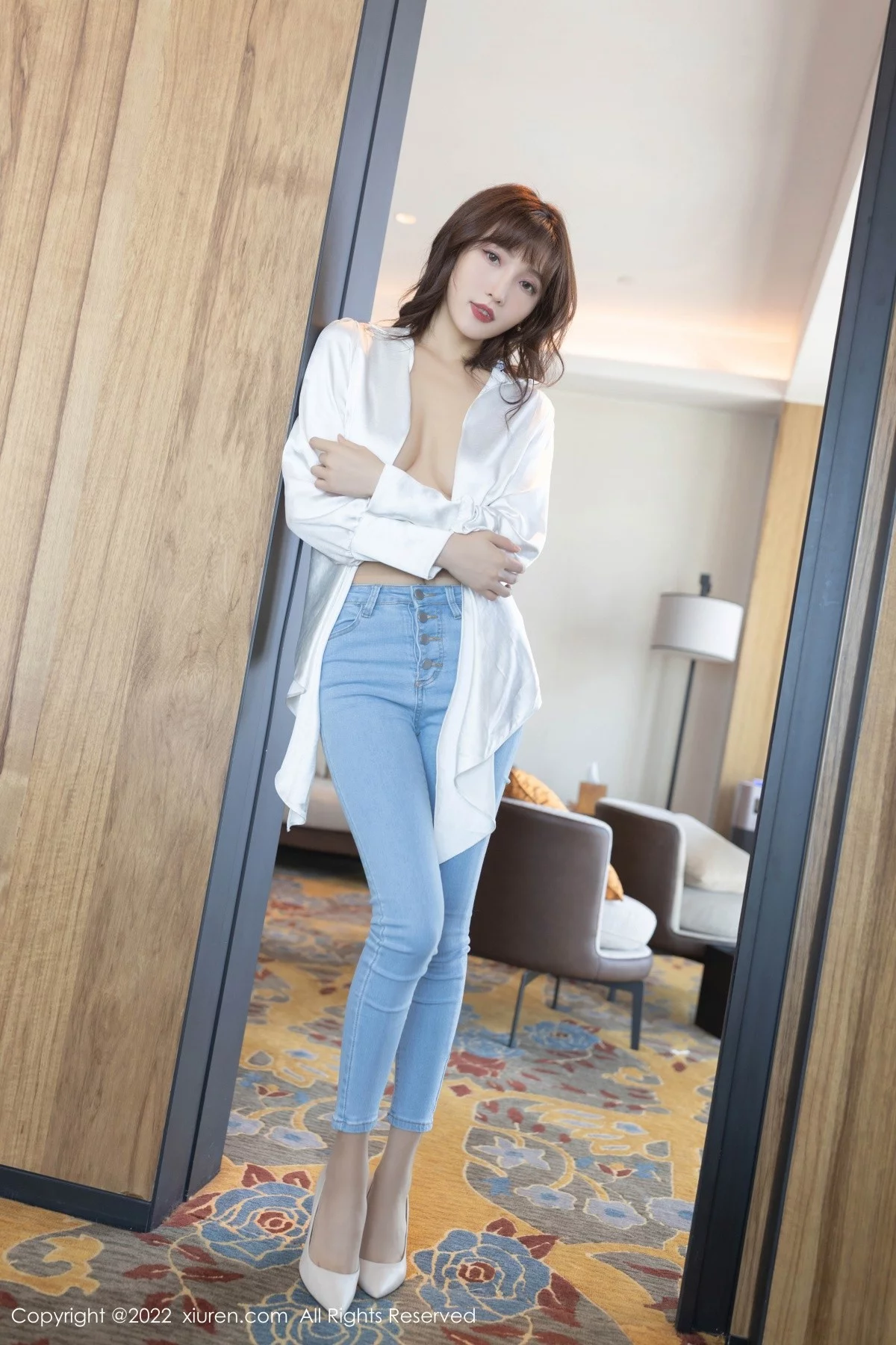 [[XiuRen秀人网]秀人网]No.4425_模特陆萱萱简约白T配牛仔裤半脱露开档肉丝撩人姿势诱惑写真89P