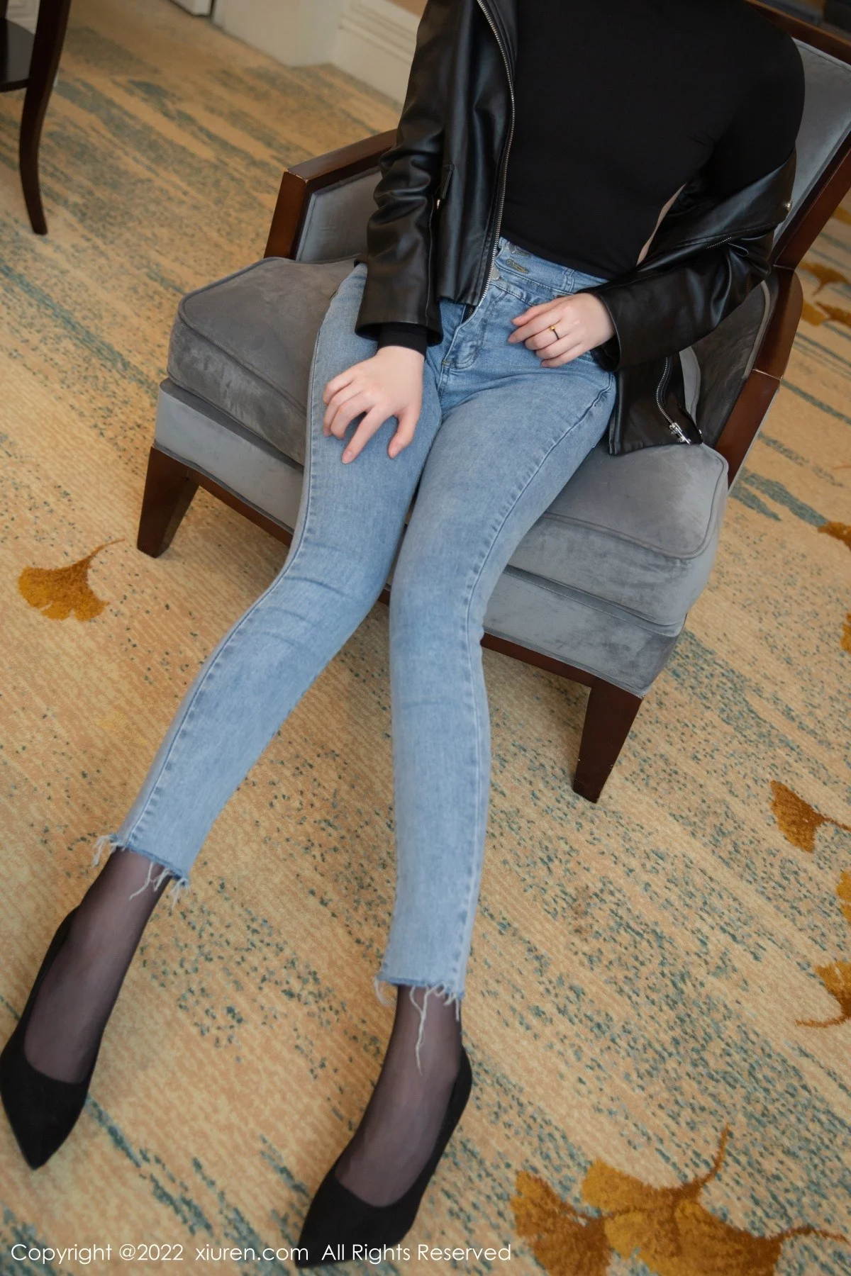 [[XiuRen秀人网]秀人网]No.4423_模特一颗甜蛋黄a私房脱牛仔裤露无内开档黑丝秀翘臀诱惑写真74P