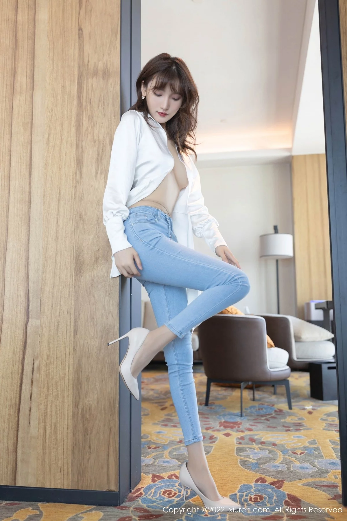 [[XiuRen秀人网]秀人网]No.4425_模特陆萱萱简约白T配牛仔裤半脱露开档肉丝撩人姿势诱惑写真89P