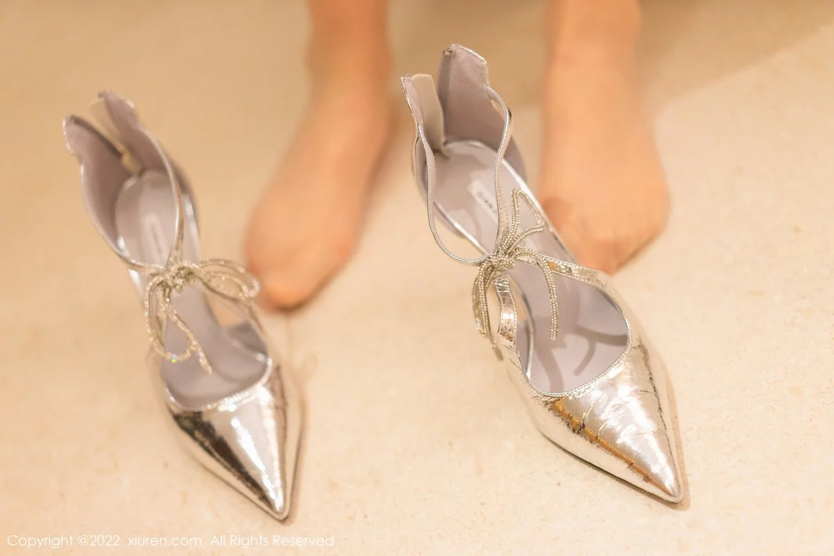 [[XiuRen秀人网]秀人网]No.4431_模特熊小诺三亚旅拍酒店场景主题紫色吊裙配肉丝秀翘臀诱惑写真67P