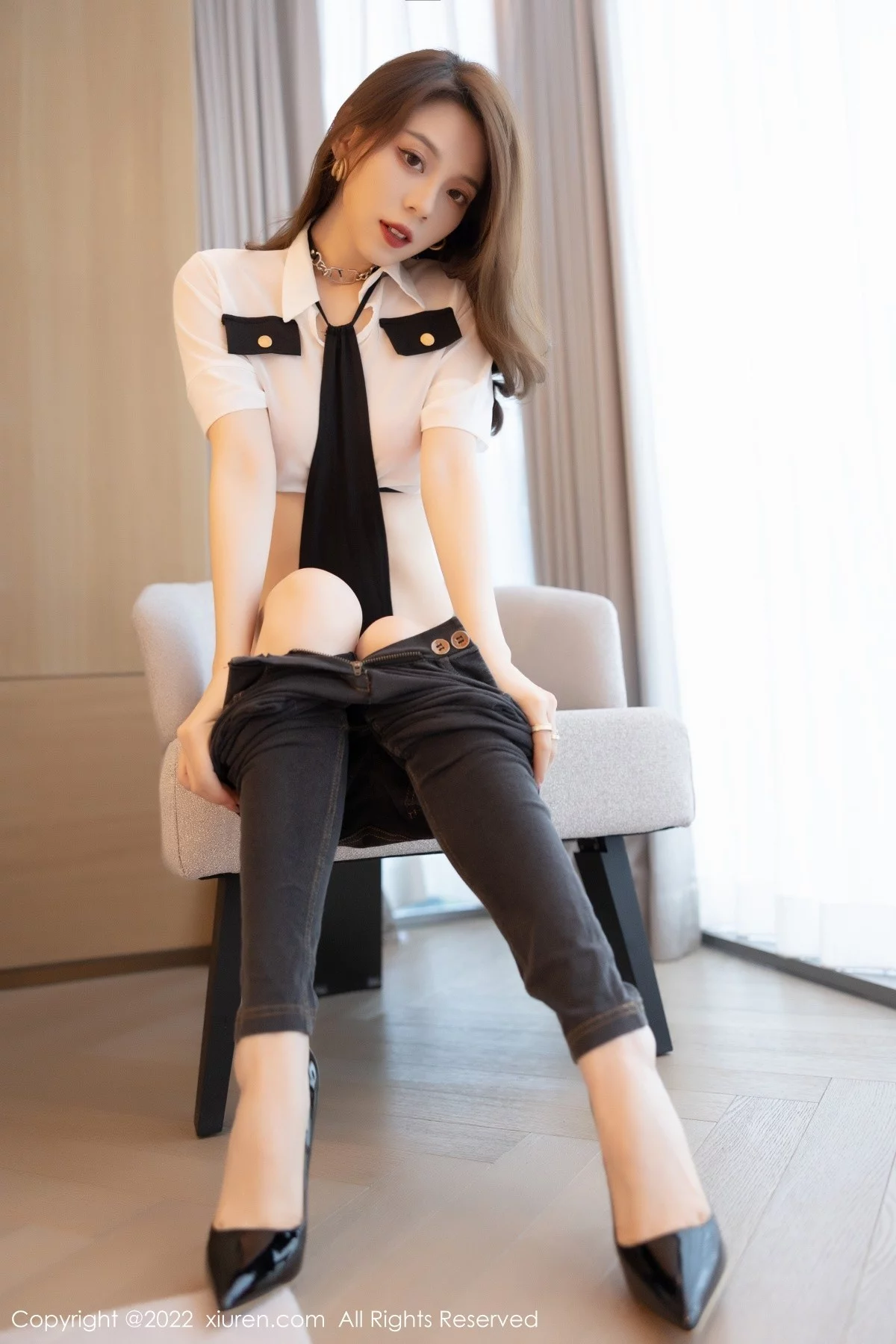 [[XiuRen秀人网]秀人网]No.4427_模特言沫深圳旅拍私房脱性感制服露黑色丁字裤秀翘臀诱惑写真65P