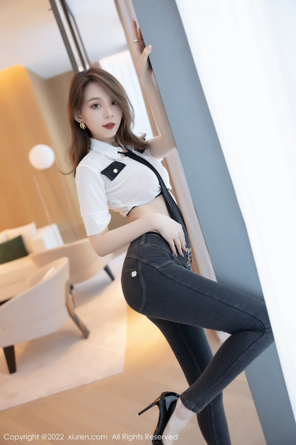 [[XiuRen秀人网]秀人网]No.4427_模特言沫深圳旅拍私房脱性感制服露黑色丁字裤秀翘臀诱惑写真65P