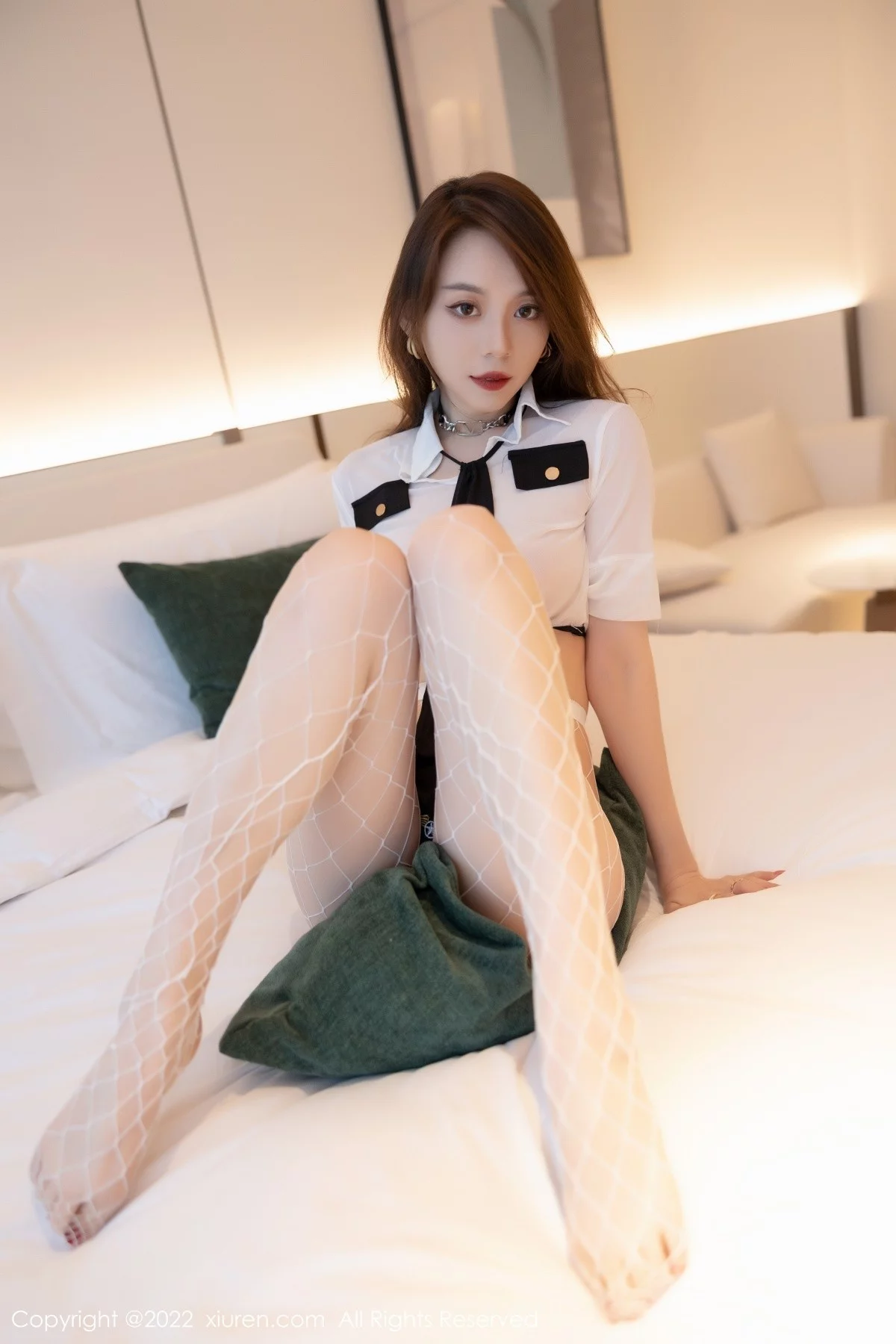 [[XiuRen秀人网]秀人网]No.4427_模特言沫深圳旅拍私房脱性感制服露黑色丁字裤秀翘臀诱惑写真65P