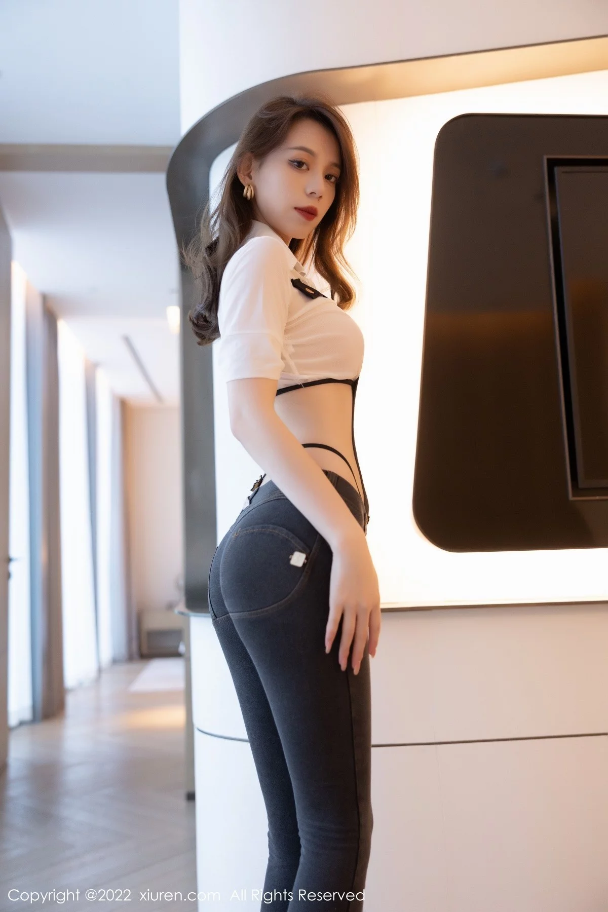 [[XiuRen秀人网]秀人网]No.4427_模特言沫深圳旅拍私房脱性感制服露黑色丁字裤秀翘臀诱惑写真65P