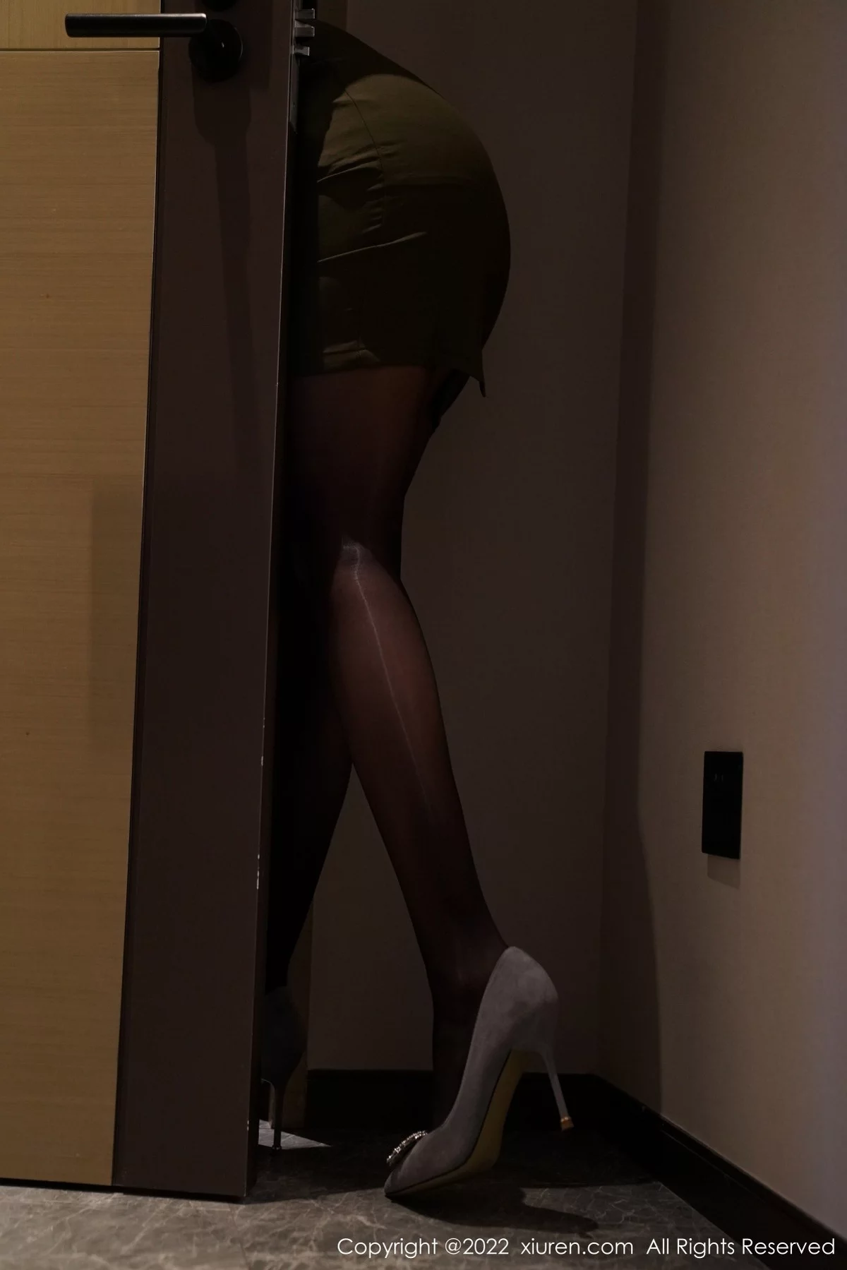 [[XiuRen秀人网]秀人网]No.4428_模特蓝夏Akasha靓丽灰绿色上衣配短裙露性感内衣极致魅惑写真50P