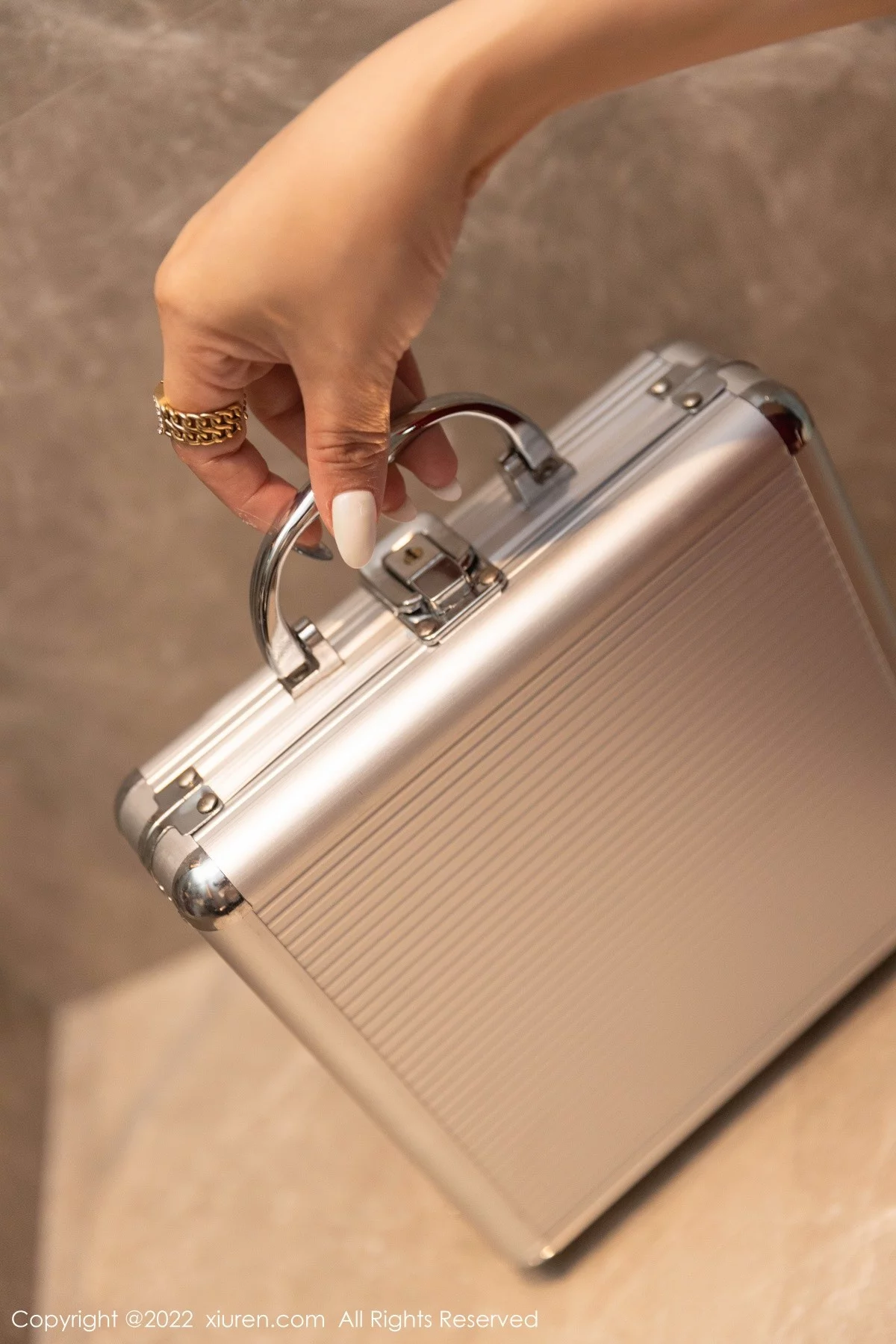 [[XiuRen秀人网]秀人网]No.4434_模特允爾三亚旅拍赌场情景主题半脱低胸裙露丰乳肥臀诱惑写真77P