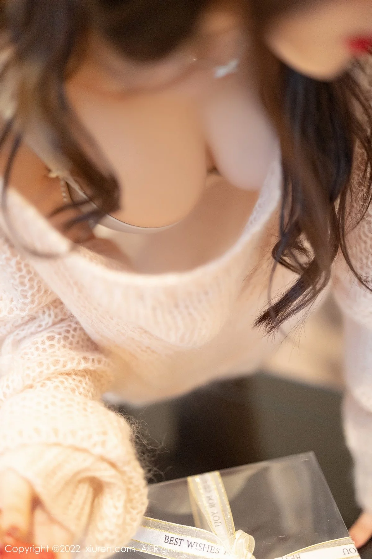 [[XiuRen秀人网]秀人网]No.4435_女神芝芝Booty私房缕空毛衣配牛仔短裤半脱露性感内衣诱惑写真94P