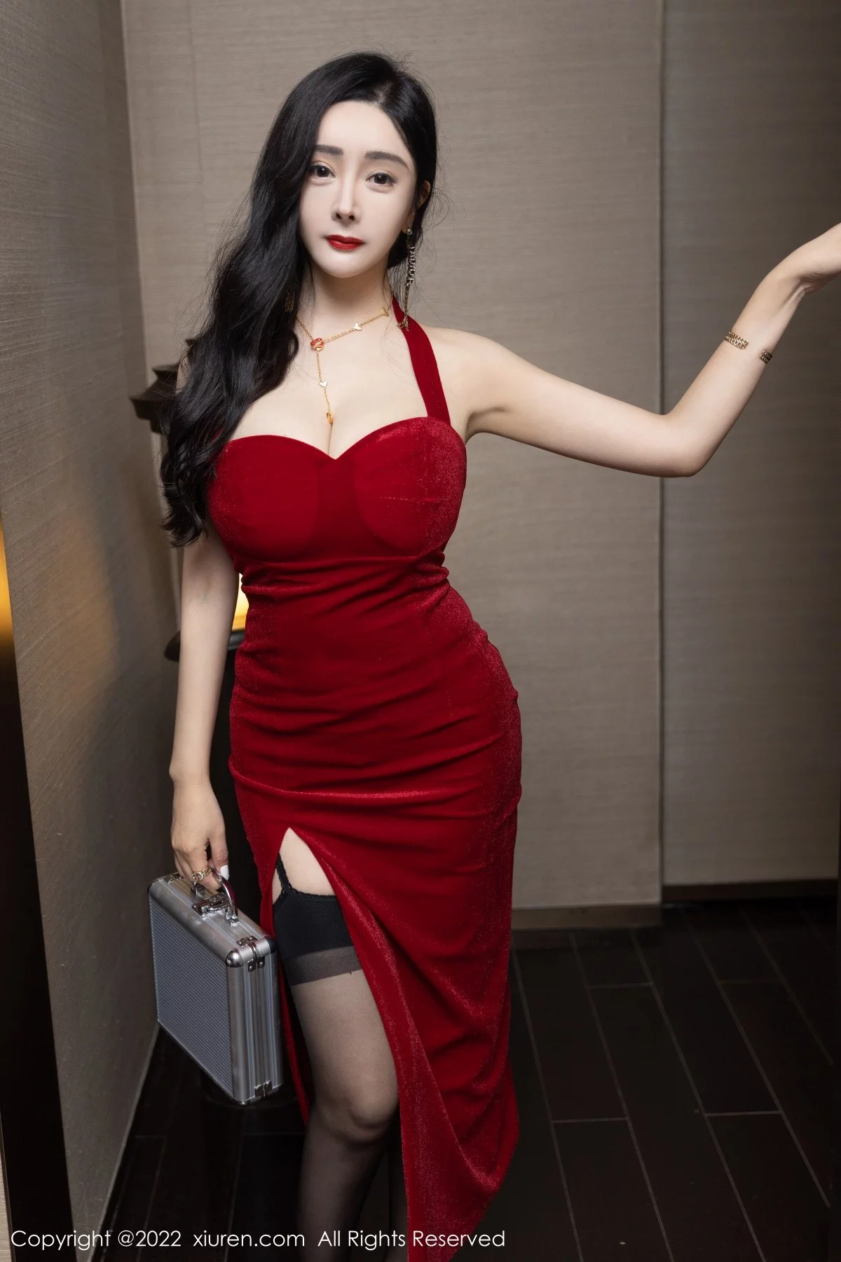 [[XiuRen秀人网]秀人网]No.4434_模特允爾三亚旅拍赌场情景主题半脱低胸裙露丰乳肥臀诱惑写真77P