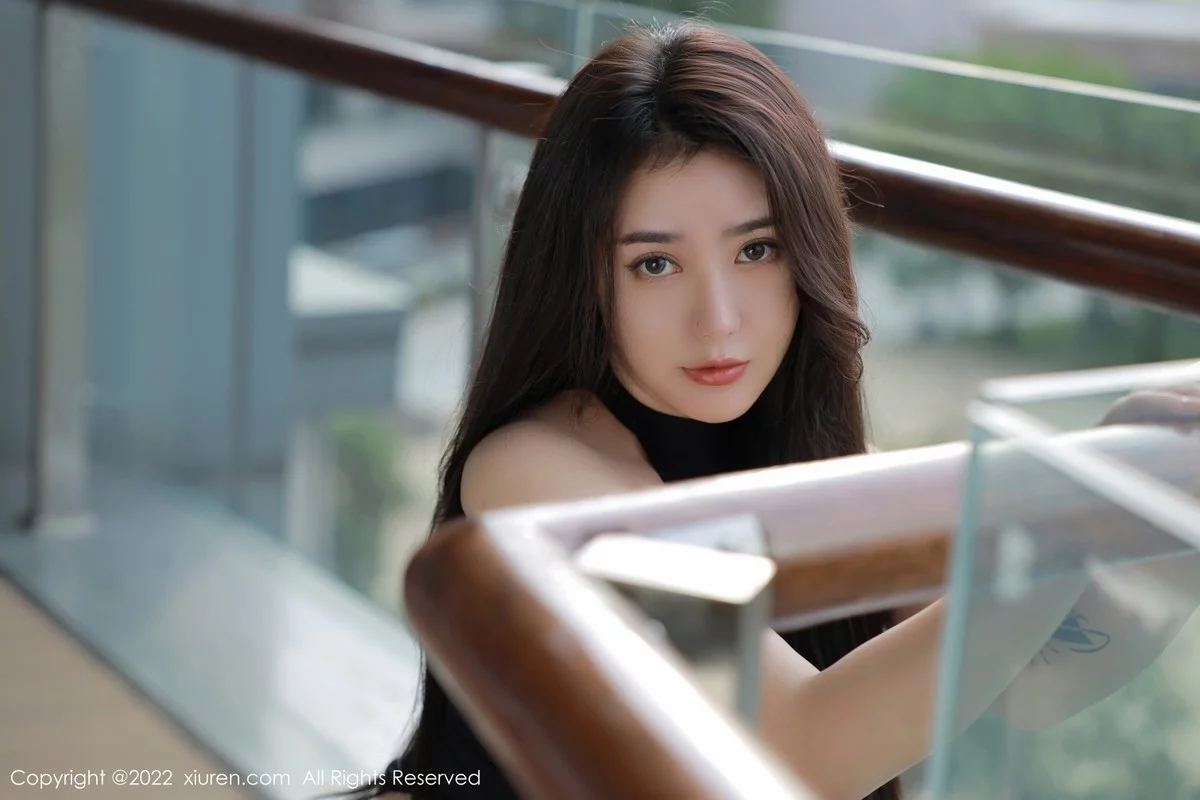 [[XiuRen秀人网]秀人网]No.4433_女神Manuela玛鲁娜九月旅拍黑色收身衣半脱露浑圆美臀诱惑写真47P