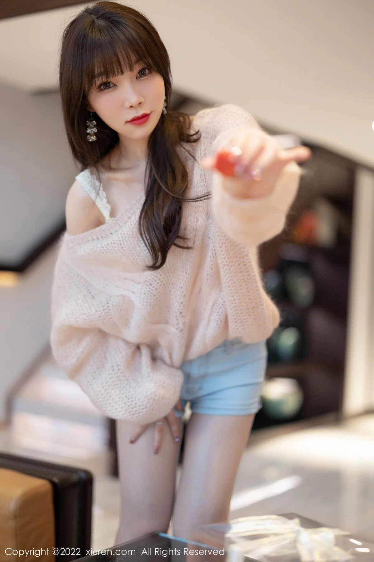 [[XiuRen秀人网]秀人网]No.4435_女神芝芝Booty私房缕空毛衣配牛仔短裤半脱露性感内衣诱惑写真94P