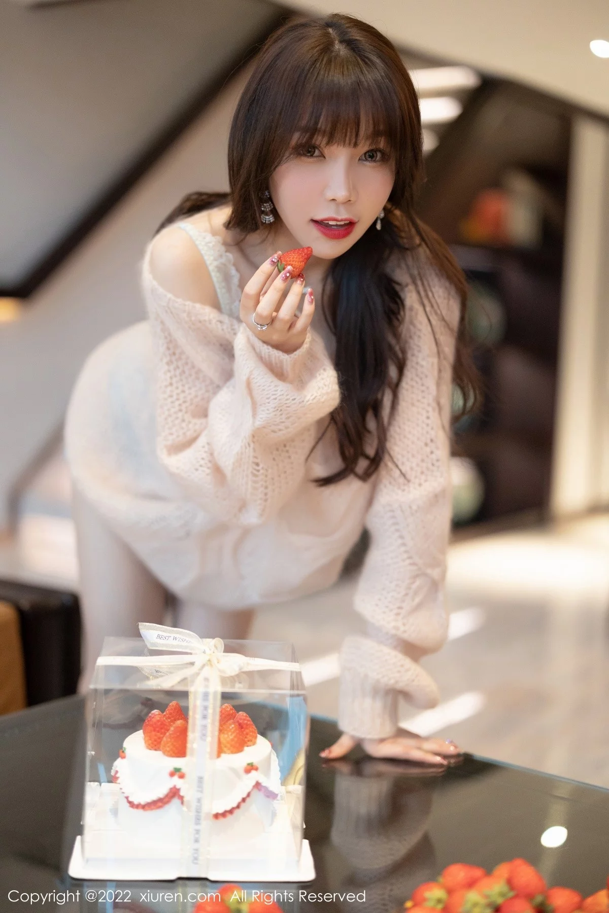 [[XiuRen秀人网]秀人网]No.4435_女神芝芝Booty私房缕空毛衣配牛仔短裤半脱露性感内衣诱惑写真94P