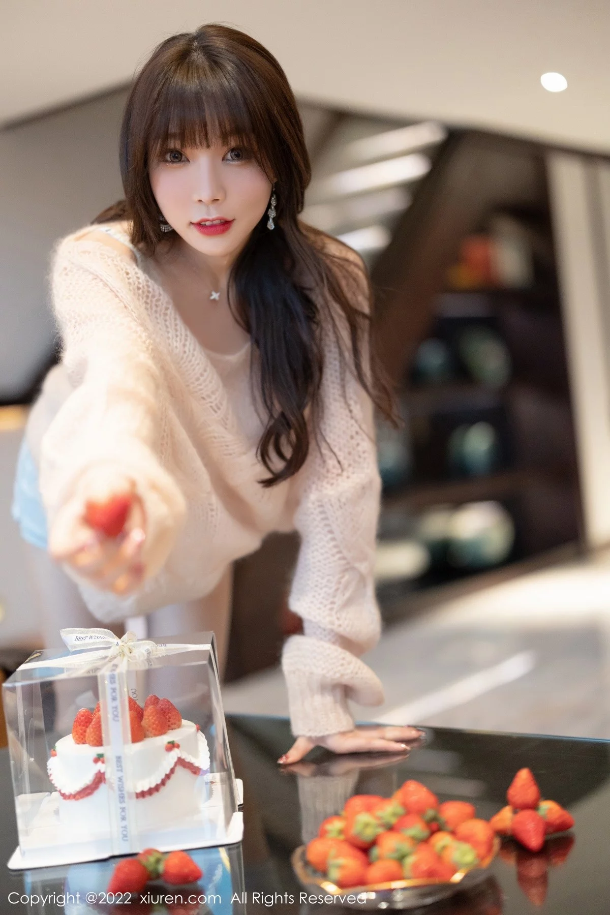 [[XiuRen秀人网]秀人网]No.4435_女神芝芝Booty私房缕空毛衣配牛仔短裤半脱露性感内衣诱惑写真94P