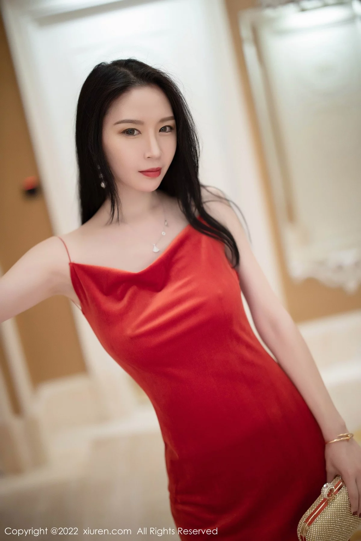 [[XiuRen秀人网]秀人网]No.4443_模特梦心玥澳门心愿旅拍红色吊裙配无内黑丝裤袜秀翘臀诱惑写真96P