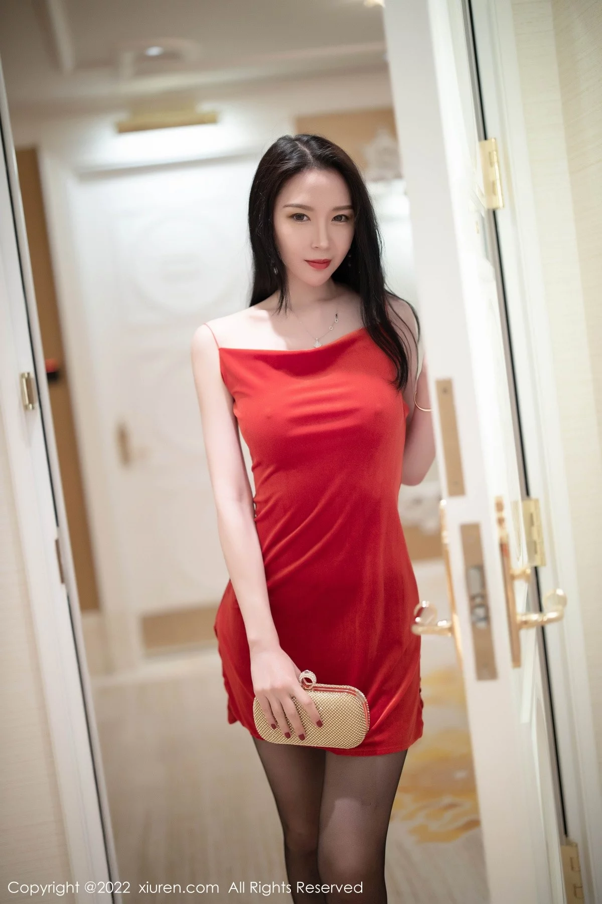 [[XiuRen秀人网]秀人网]No.4443_模特梦心玥澳门心愿旅拍红色吊裙配无内黑丝裤袜秀翘臀诱惑写真96P