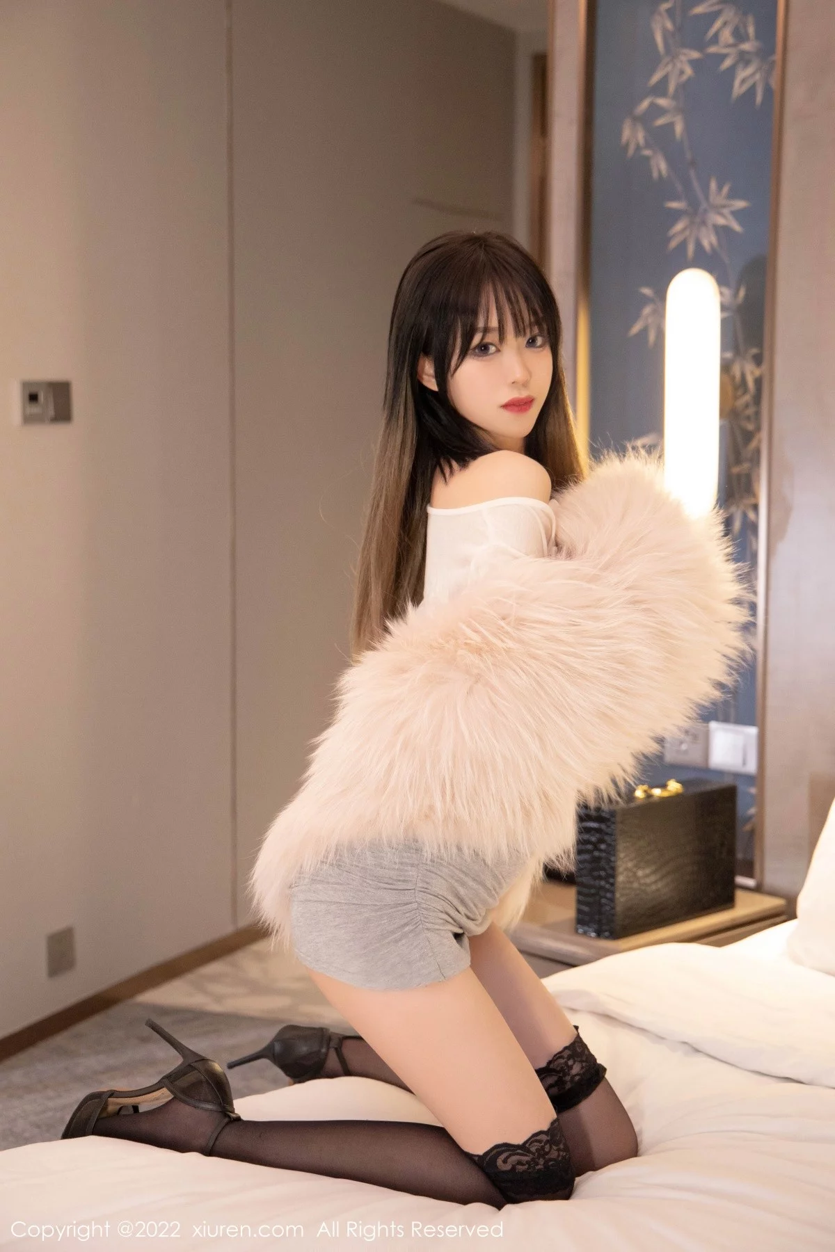 [[XiuRen秀人网]秀人网]No.4441_模特奶瓶皮草下白色轻透上衣配蕾丝袜半脱秀惹火身材诱惑写真50P