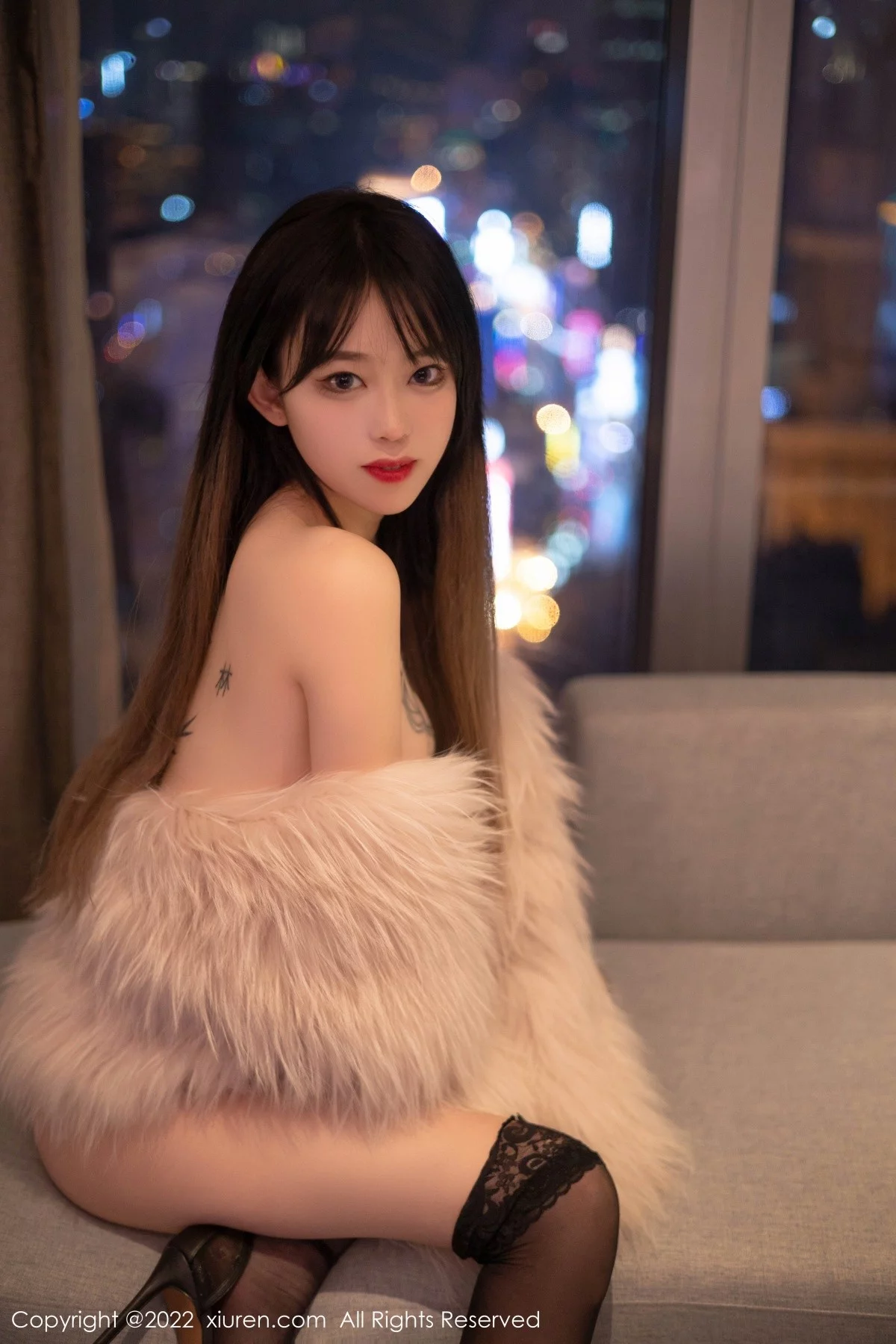 [[XiuRen秀人网]秀人网]No.4441_模特奶瓶皮草下白色轻透上衣配蕾丝袜半脱秀惹火身材诱惑写真50P