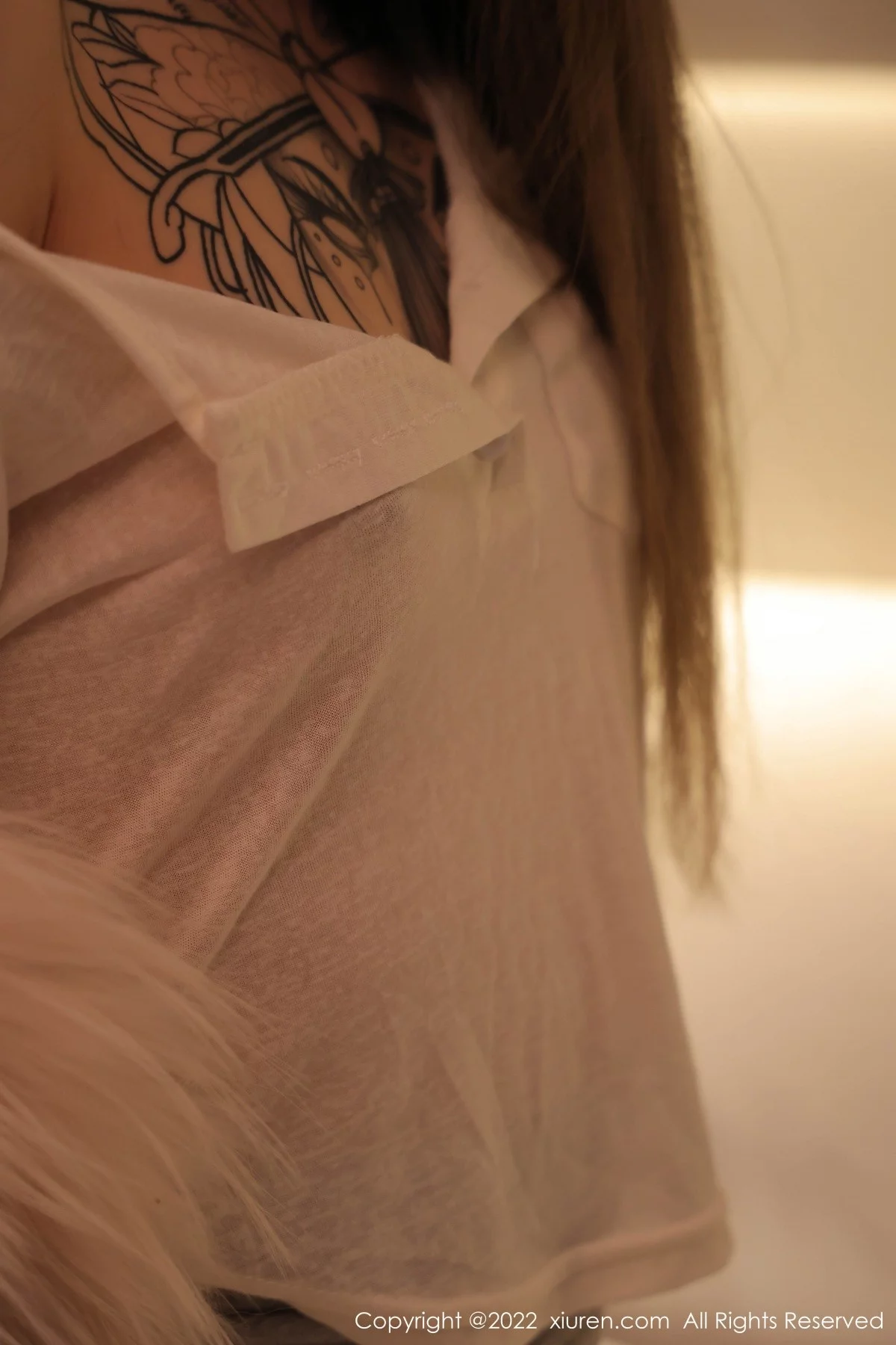 [[XiuRen秀人网]秀人网]No.4441_模特奶瓶皮草下白色轻透上衣配蕾丝袜半脱秀惹火身材诱惑写真50P