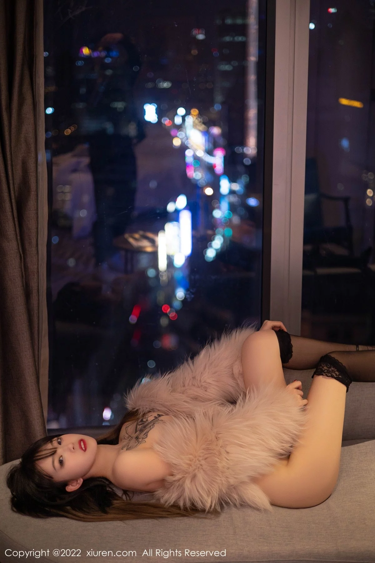 [[XiuRen秀人网]秀人网]No.4441_模特奶瓶皮草下白色轻透上衣配蕾丝袜半脱秀惹火身材诱惑写真50P