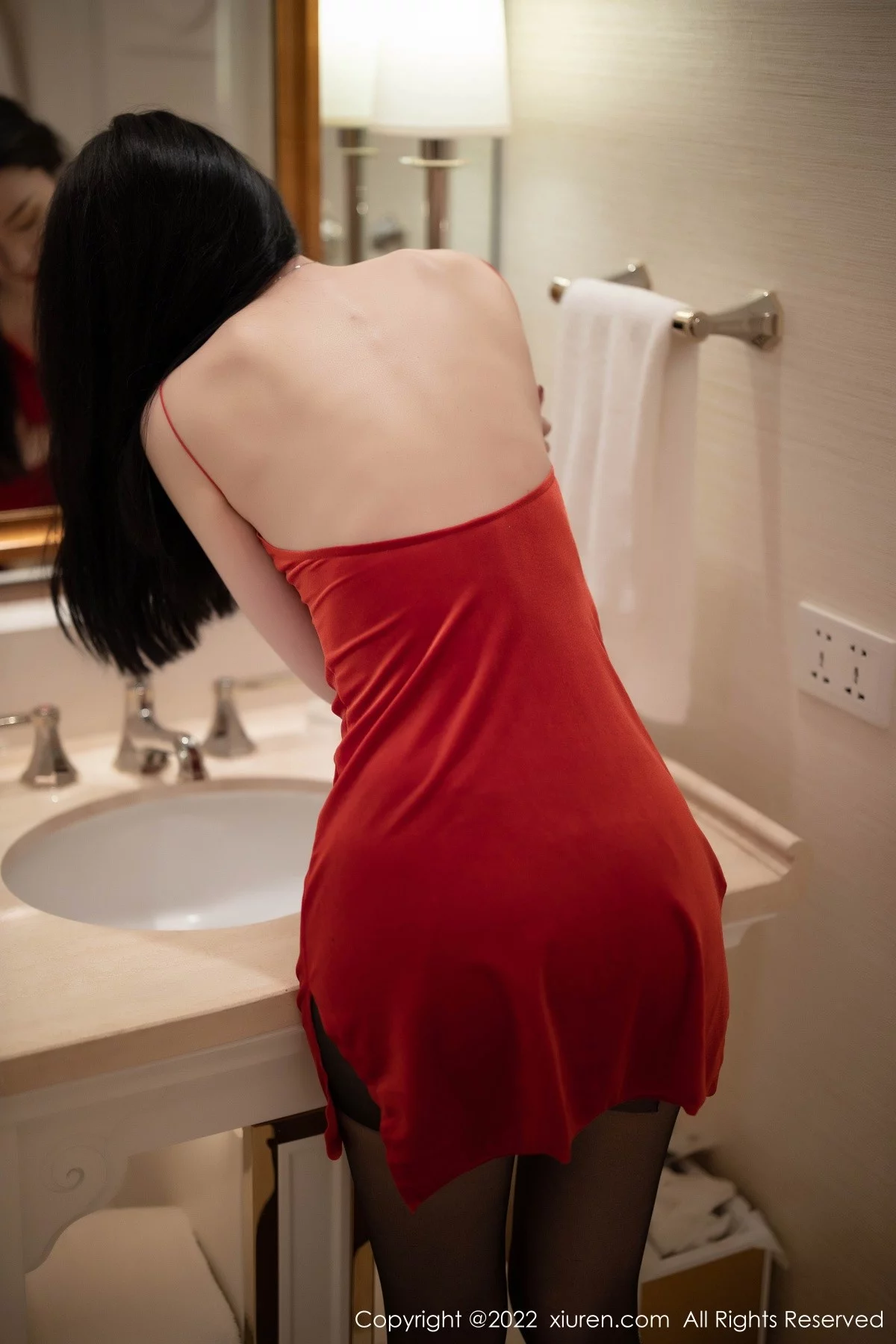 [[XiuRen秀人网]秀人网]No.4443_模特梦心玥澳门心愿旅拍红色吊裙配无内黑丝裤袜秀翘臀诱惑写真96P