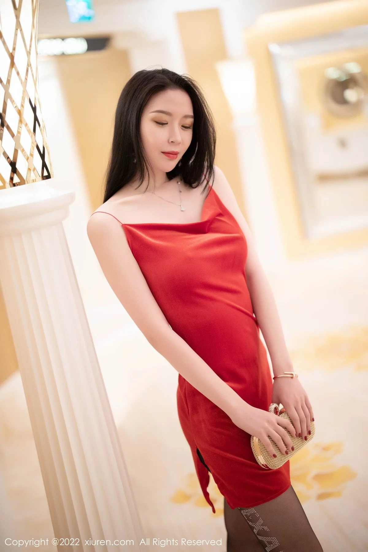 [[XiuRen秀人网]秀人网]No.4443_模特梦心玥澳门心愿旅拍红色吊裙配无内黑丝裤袜秀翘臀诱惑写真96P