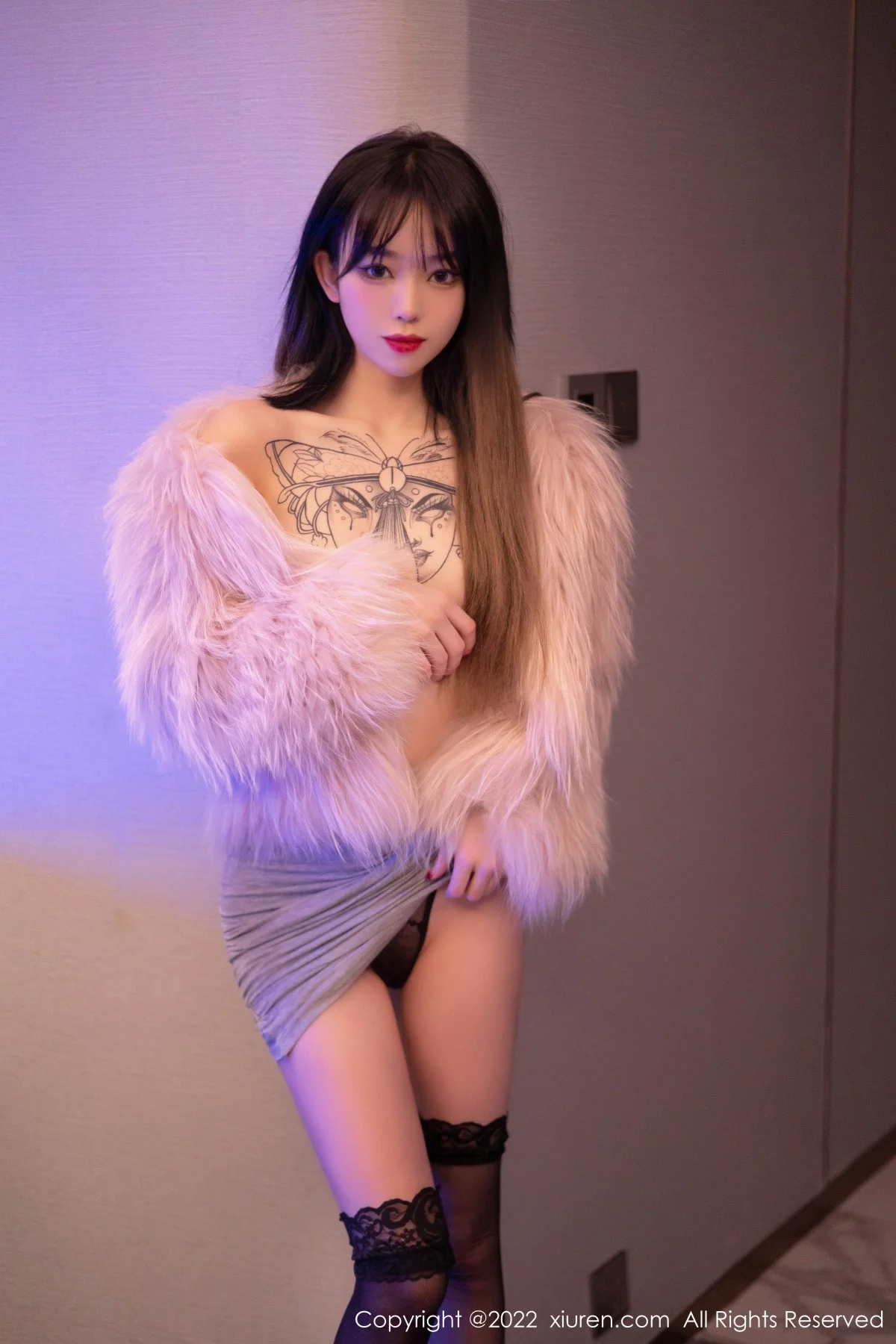 [[XiuRen秀人网]秀人网]No.4441_模特奶瓶皮草下白色轻透上衣配蕾丝袜半脱秀惹火身材诱惑写真50P