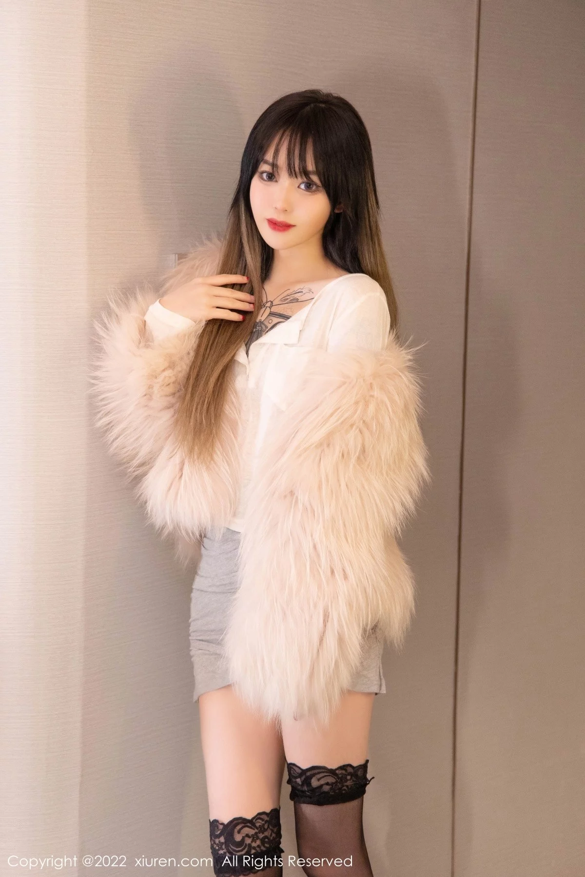 [[XiuRen秀人网]秀人网]No.4441_模特奶瓶皮草下白色轻透上衣配蕾丝袜半脱秀惹火身材诱惑写真50P