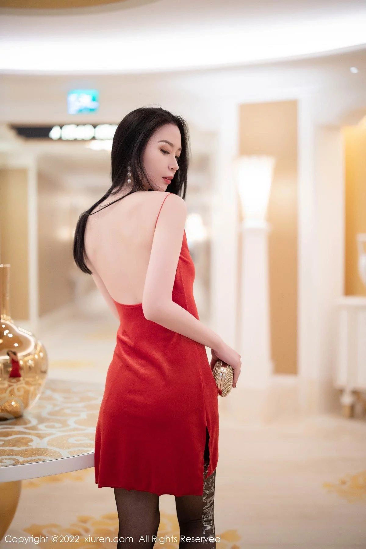 [[XiuRen秀人网]秀人网]No.4443_模特梦心玥澳门心愿旅拍红色吊裙配无内黑丝裤袜秀翘臀诱惑写真96P