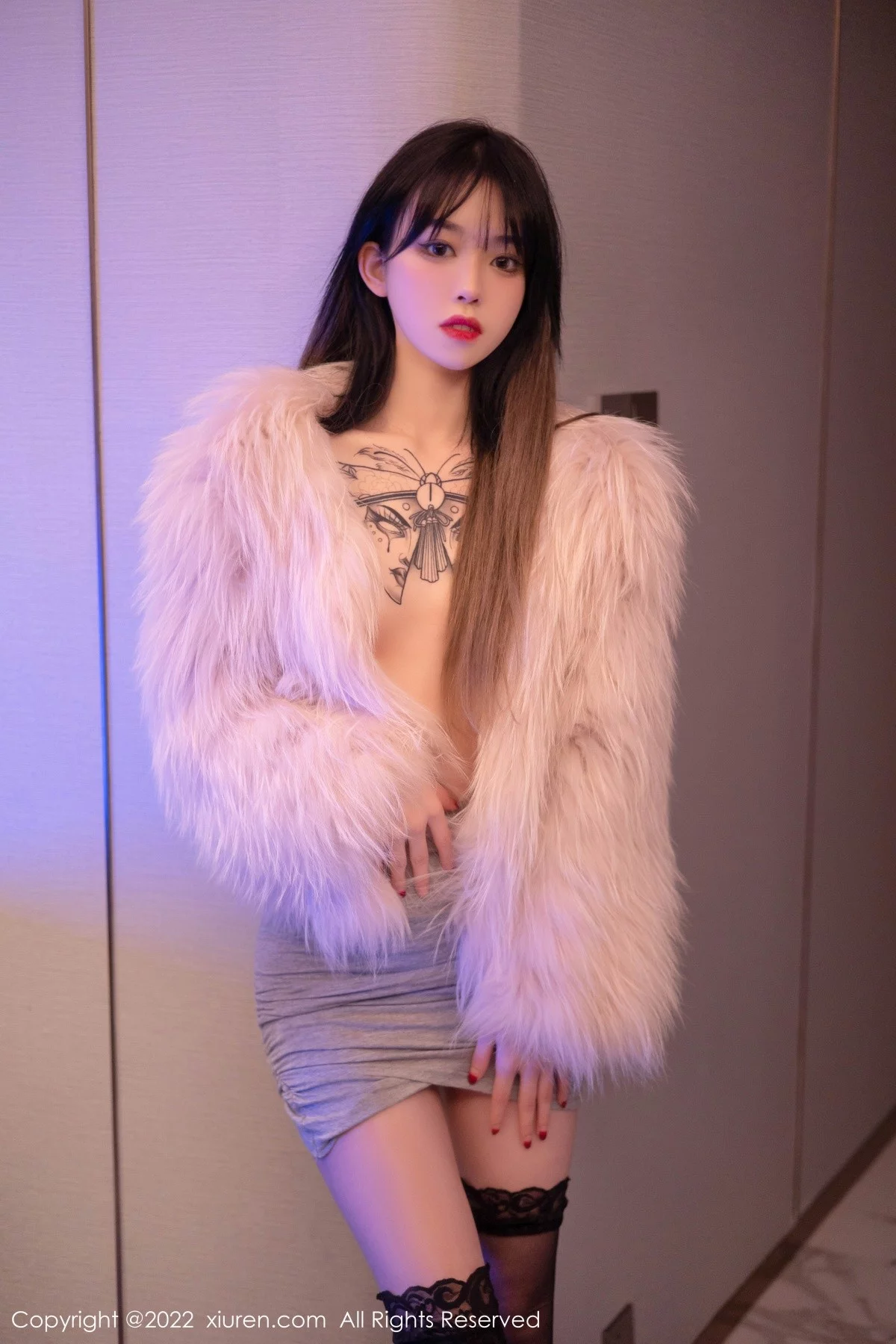 [[XiuRen秀人网]秀人网]No.4441_模特奶瓶皮草下白色轻透上衣配蕾丝袜半脱秀惹火身材诱惑写真50P