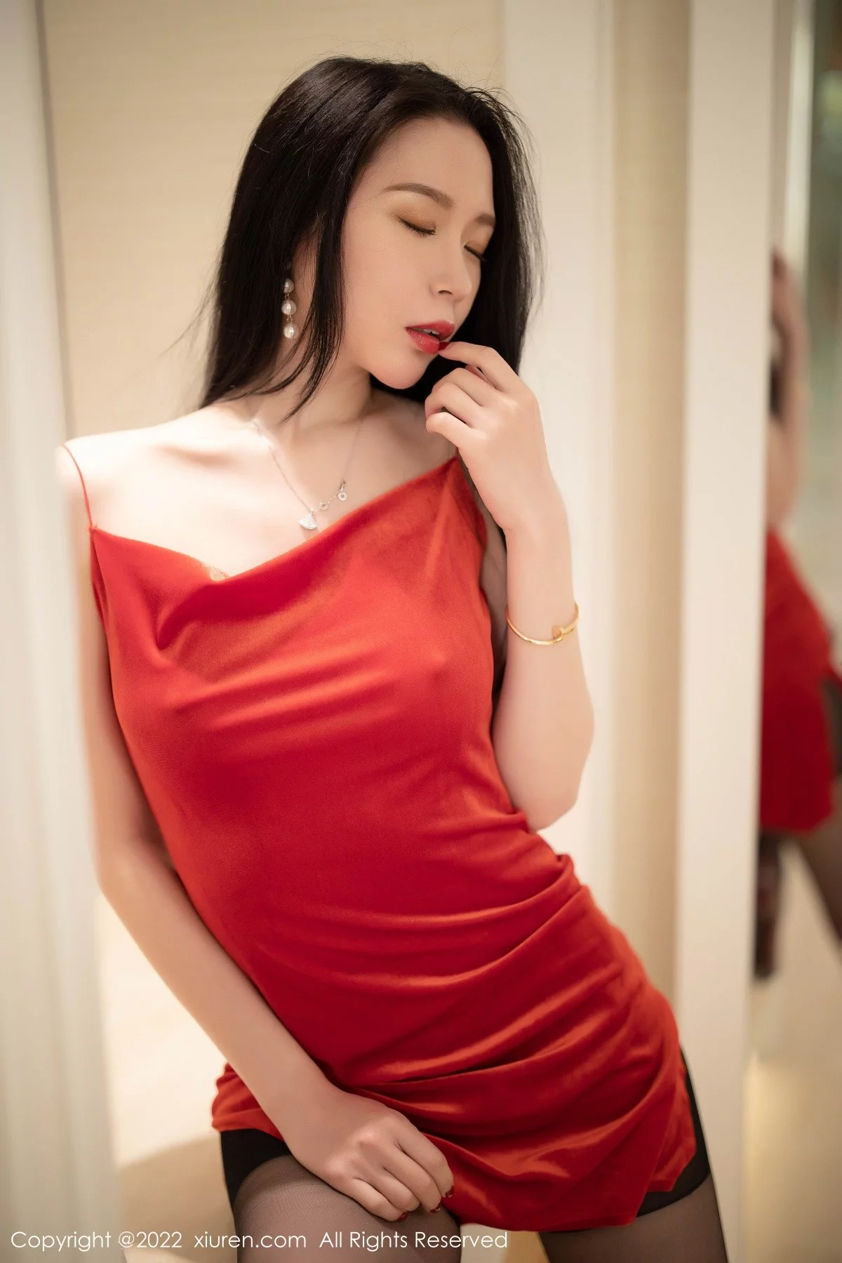 [[XiuRen秀人网]秀人网]No.4443_模特梦心玥澳门心愿旅拍红色吊裙配无内黑丝裤袜秀翘臀诱惑写真96P