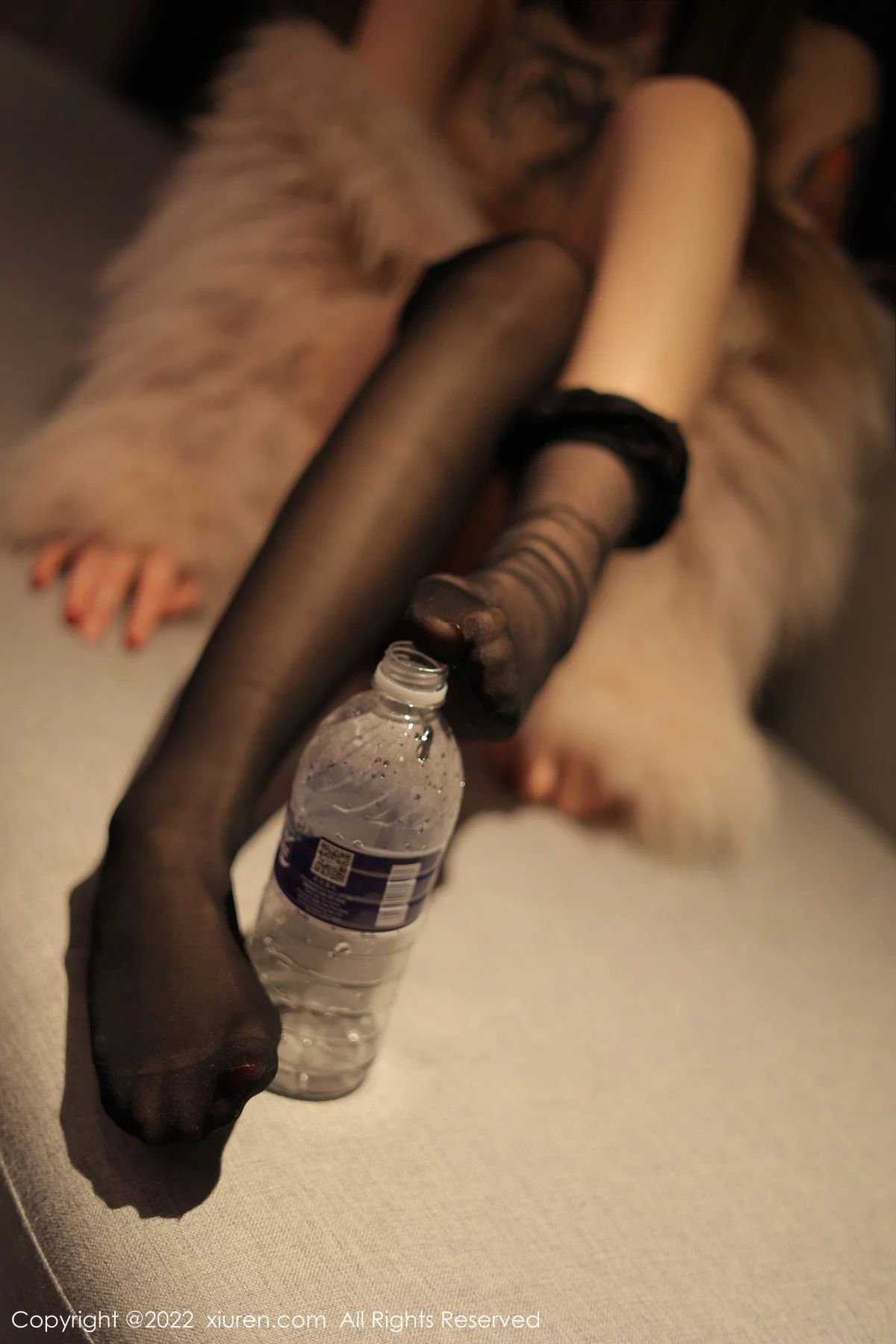 [[XiuRen秀人网]秀人网]No.4441_模特奶瓶皮草下白色轻透上衣配蕾丝袜半脱秀惹火身材诱惑写真50P