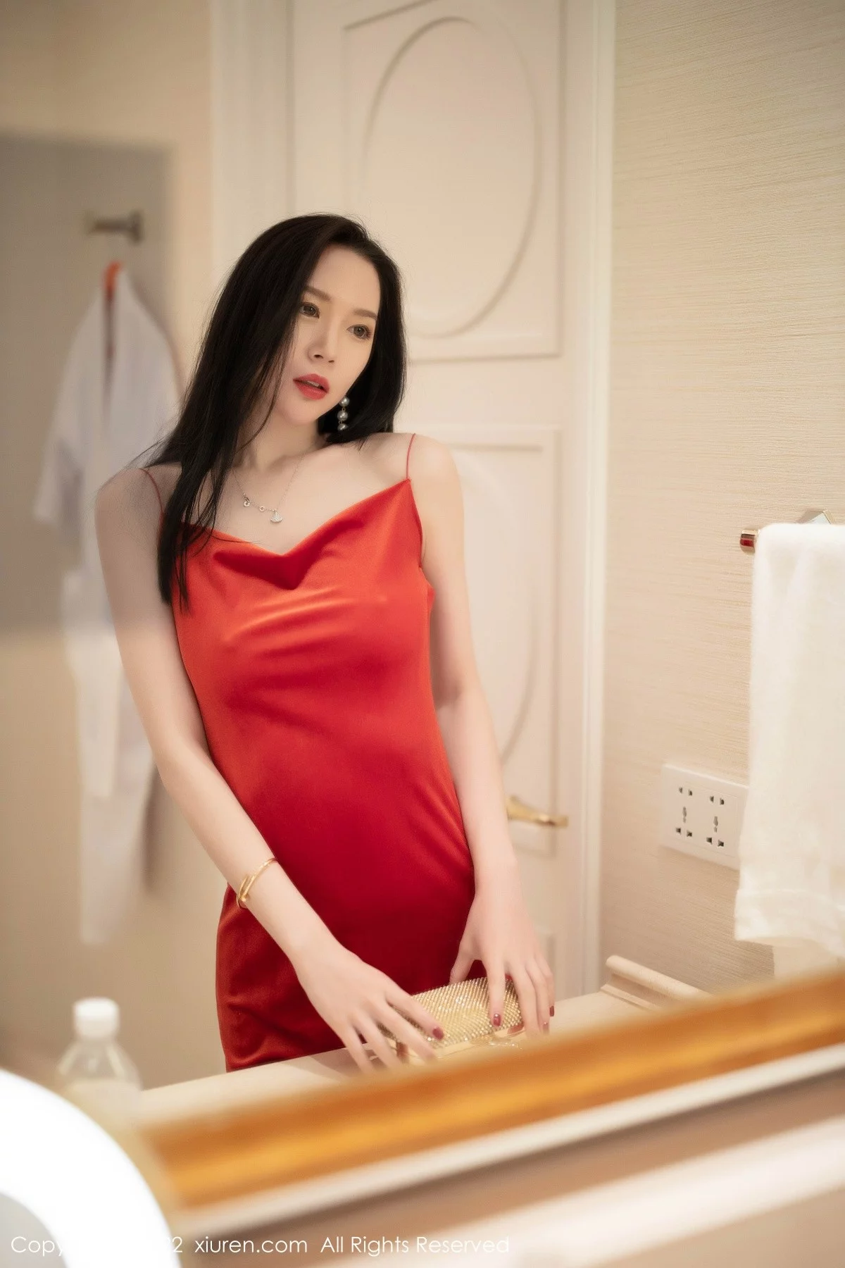 [[XiuRen秀人网]秀人网]No.4443_模特梦心玥澳门心愿旅拍红色吊裙配无内黑丝裤袜秀翘臀诱惑写真96P