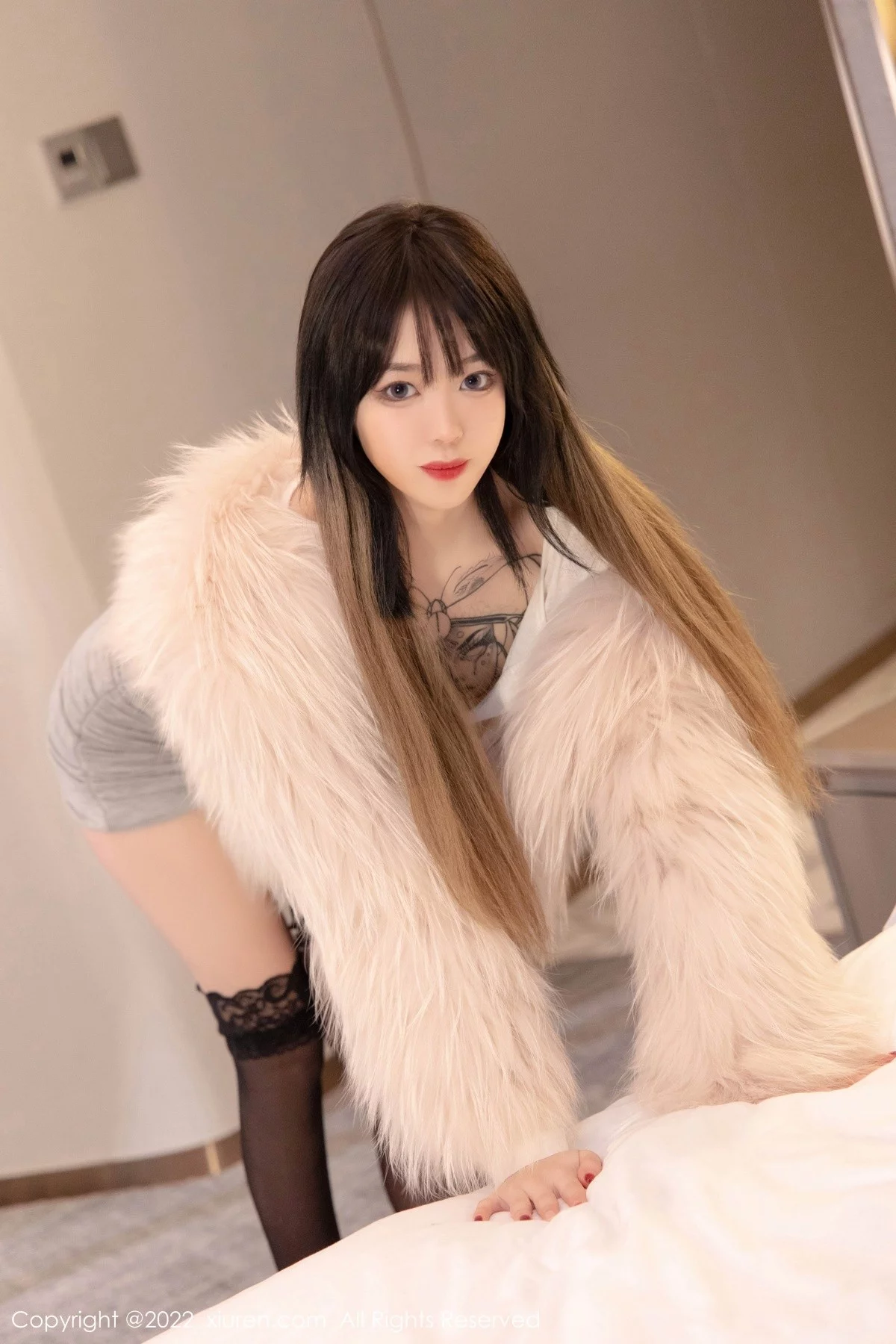 [[XiuRen秀人网]秀人网]No.4441_模特奶瓶皮草下白色轻透上衣配蕾丝袜半脱秀惹火身材诱惑写真50P