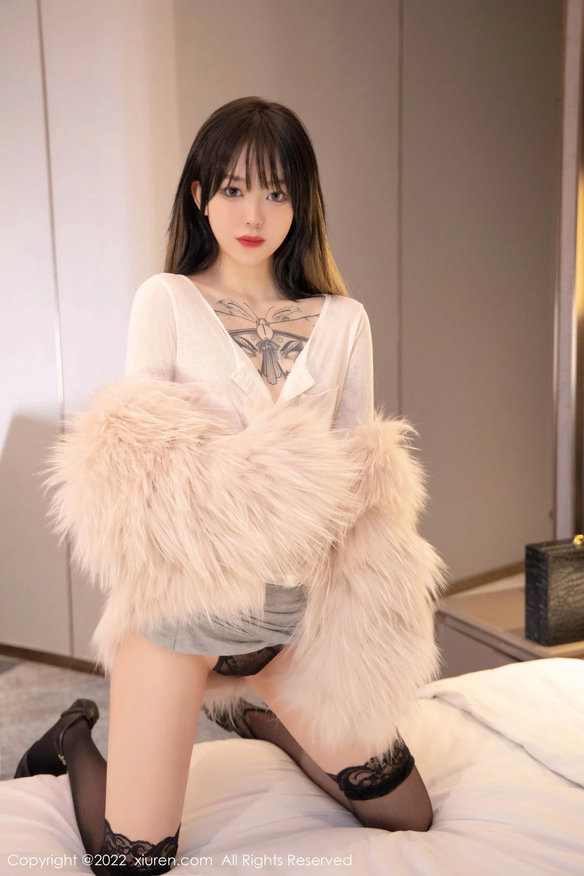 [[XiuRen秀人网]秀人网]No.4441_模特奶瓶皮草下白色轻透上衣配蕾丝袜半脱秀惹火身材诱惑写真50P