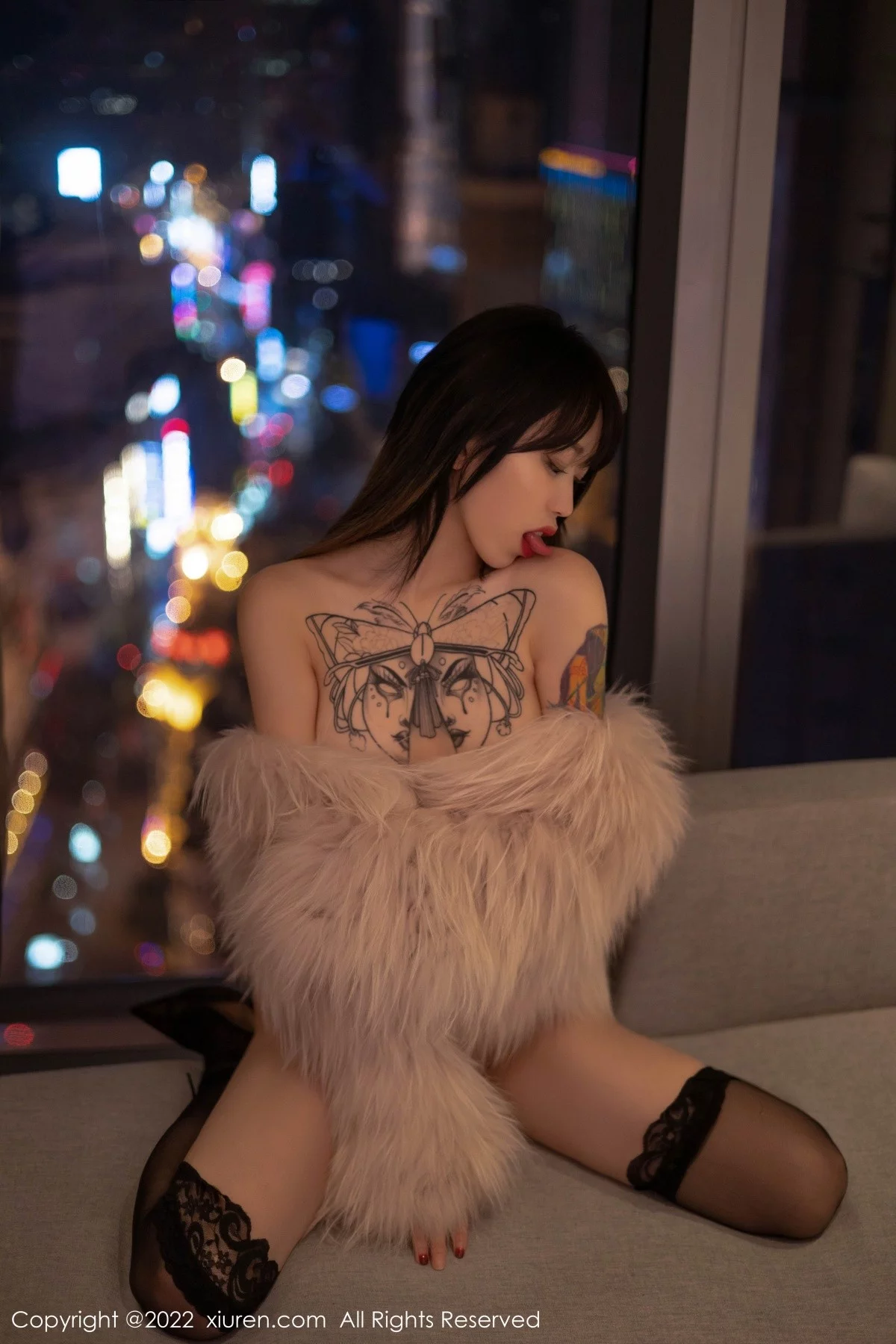 [[XiuRen秀人网]秀人网]No.4441_模特奶瓶皮草下白色轻透上衣配蕾丝袜半脱秀惹火身材诱惑写真50P