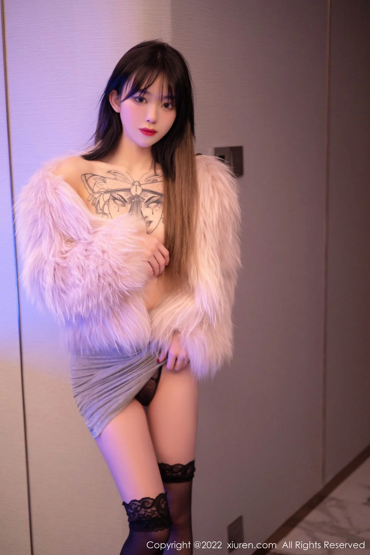 [[XiuRen秀人网]秀人网]No.4441_模特奶瓶皮草下白色轻透上衣配蕾丝袜半脱秀惹火身材诱惑写真50P