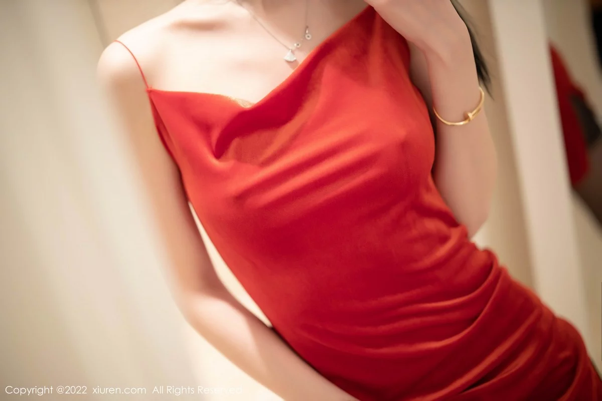 [[XiuRen秀人网]秀人网]No.4443_模特梦心玥澳门心愿旅拍红色吊裙配无内黑丝裤袜秀翘臀诱惑写真96P