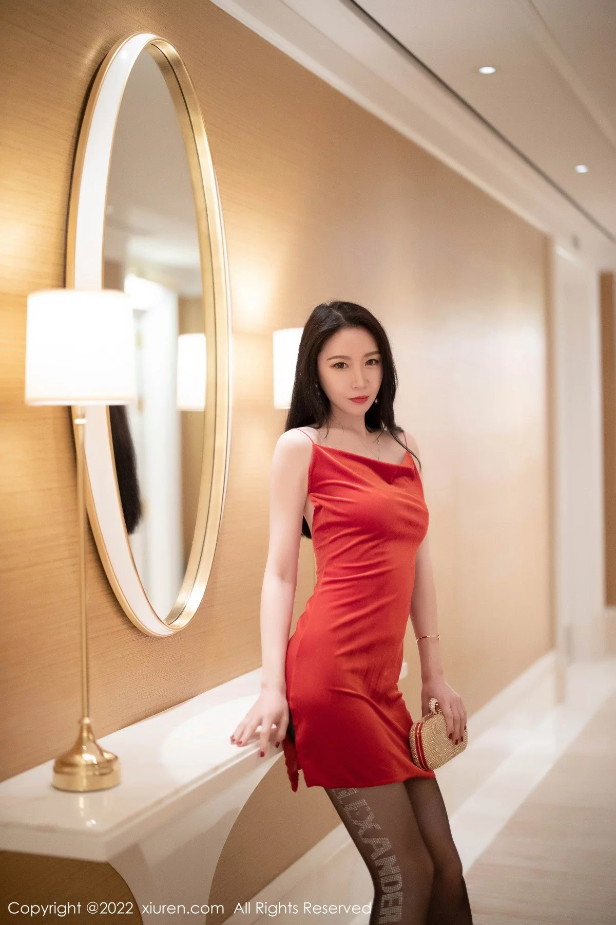 [[XiuRen秀人网]秀人网]No.4443_模特梦心玥澳门心愿旅拍红色吊裙配无内黑丝裤袜秀翘臀诱惑写真96P