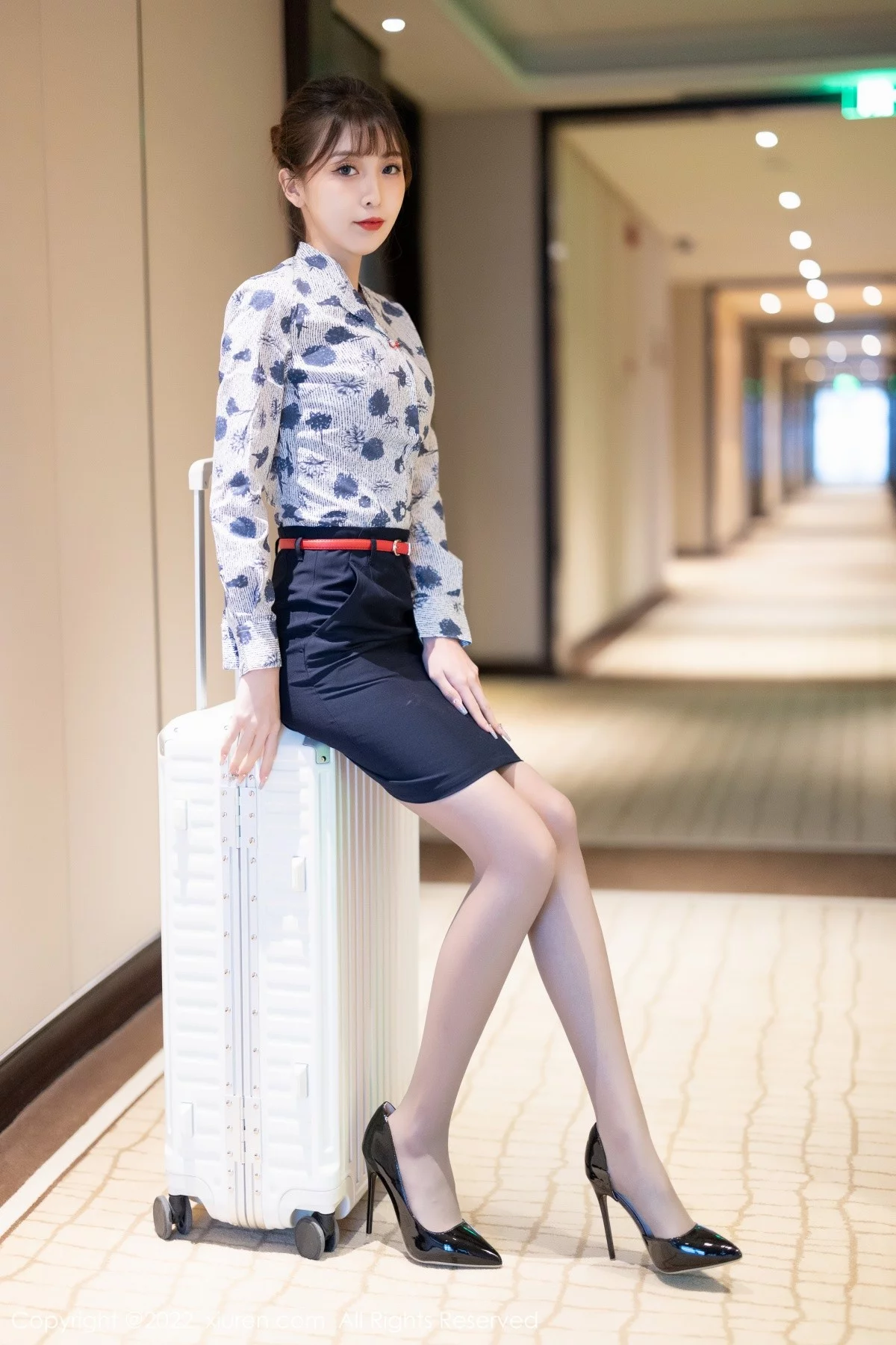 [[XiuRen秀人网]秀人网]No.4447_模特林星阑空姐制服半脱露性感黑色内衣配灰丝裤袜诱惑写真100P