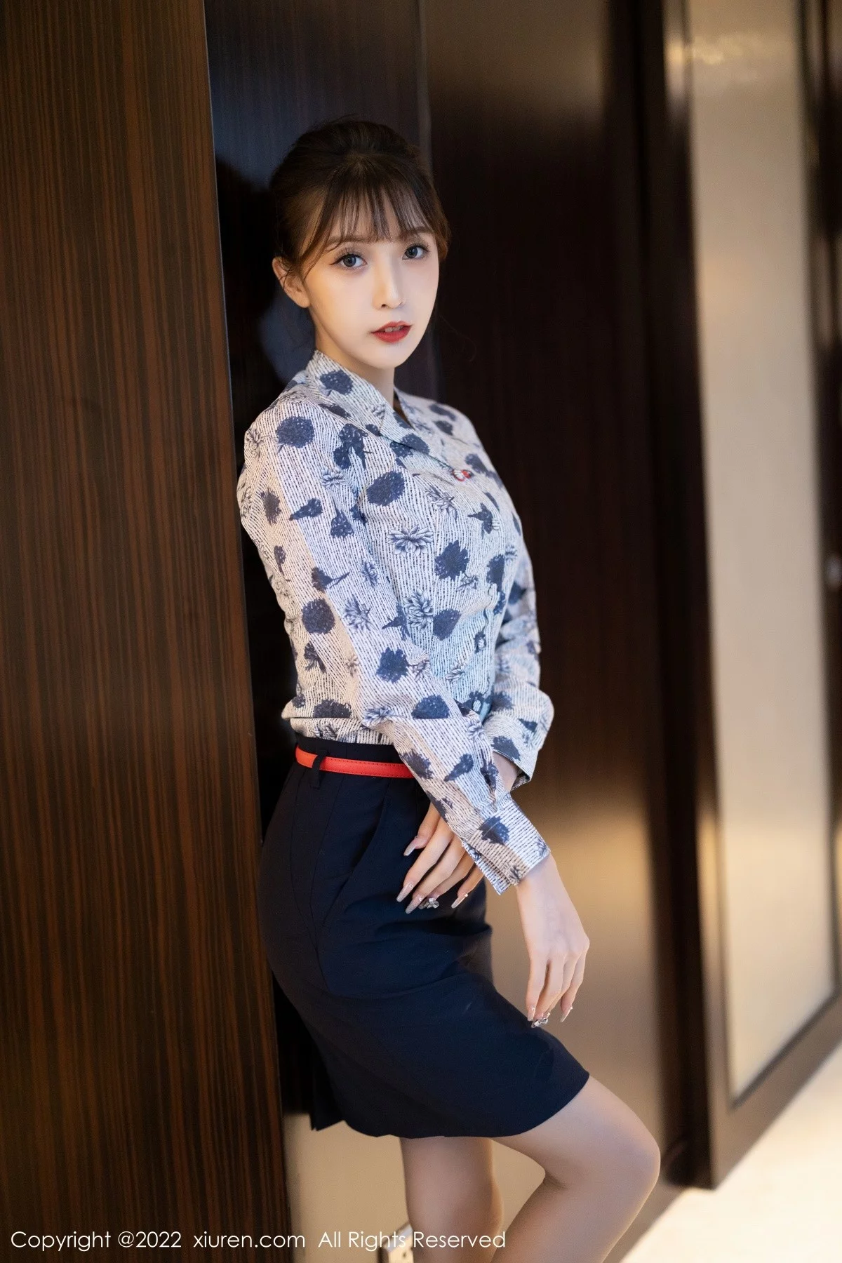 [[XiuRen秀人网]秀人网]No.4447_模特林星阑空姐制服半脱露性感黑色内衣配灰丝裤袜诱惑写真100P