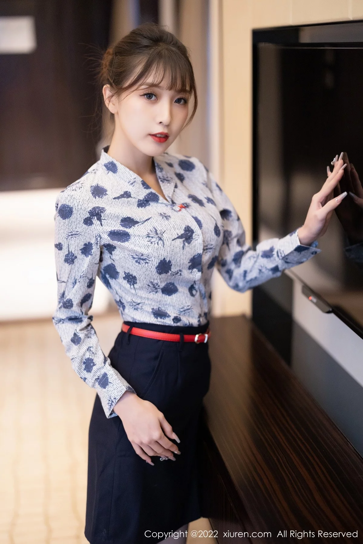 [[XiuRen秀人网]秀人网]No.4447_模特林星阑空姐制服半脱露性感黑色内衣配灰丝裤袜诱惑写真100P