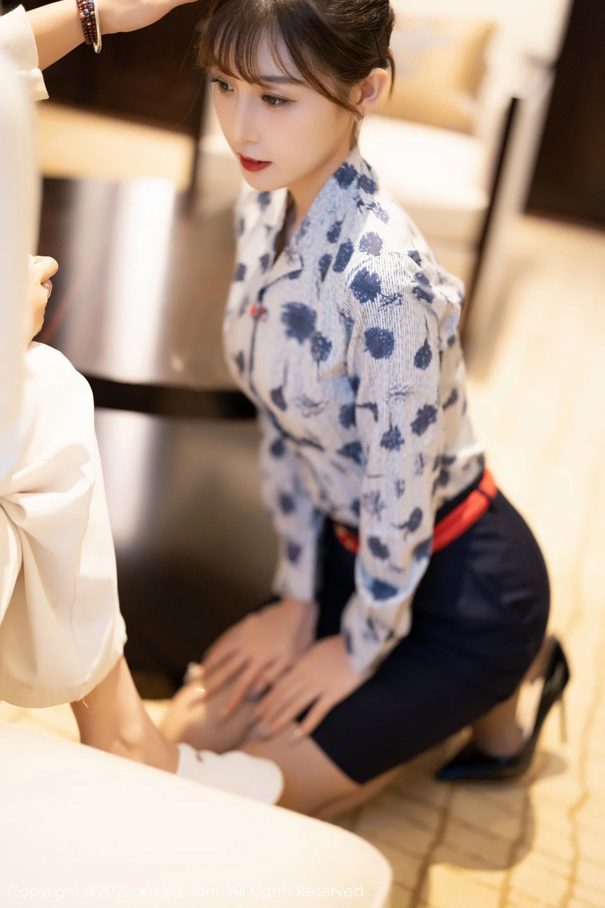 [[XiuRen秀人网]秀人网]No.4447_模特林星阑空姐制服半脱露性感黑色内衣配灰丝裤袜诱惑写真100P