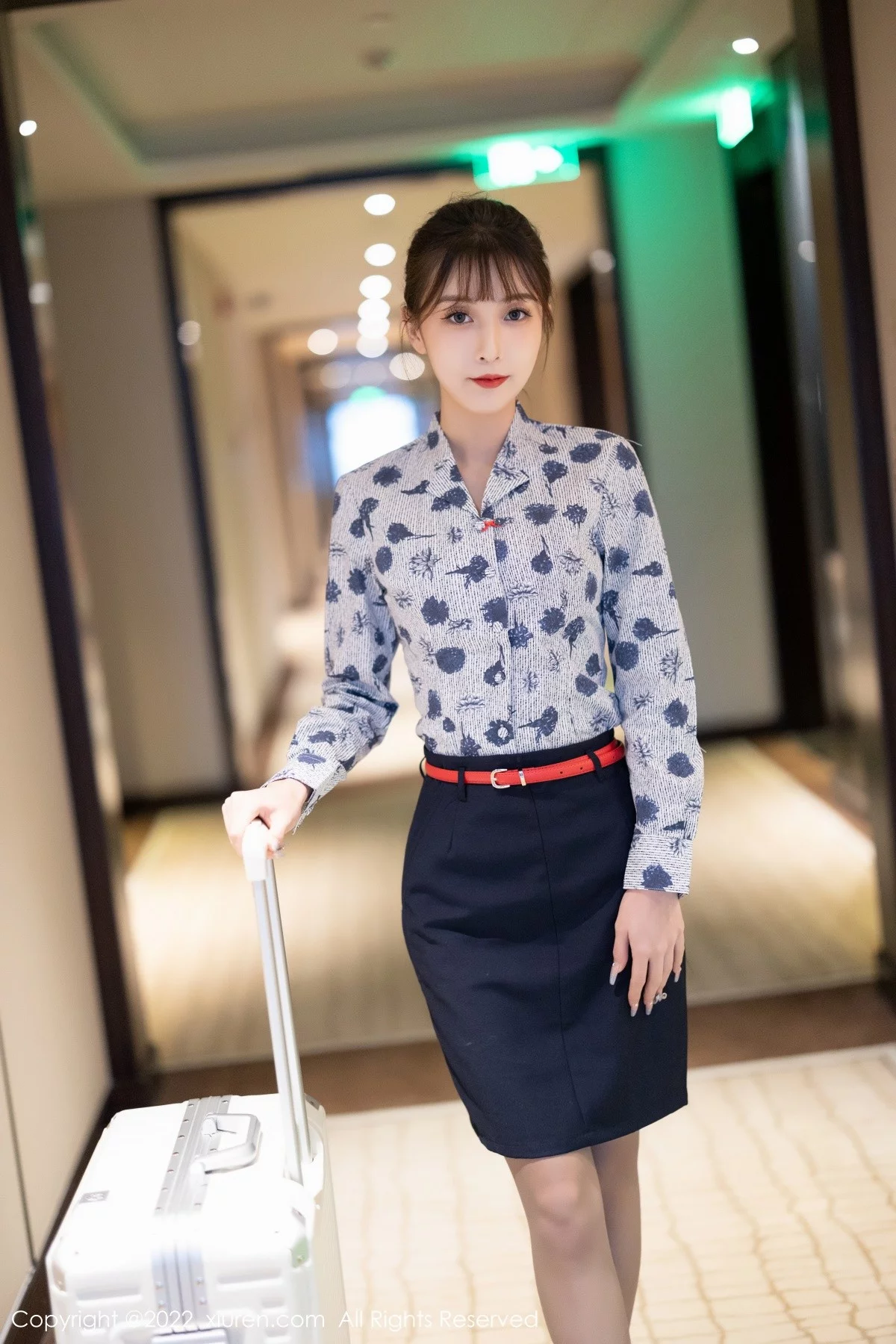 [[XiuRen秀人网]秀人网]No.4447_模特林星阑空姐制服半脱露性感黑色内衣配灰丝裤袜诱惑写真100P