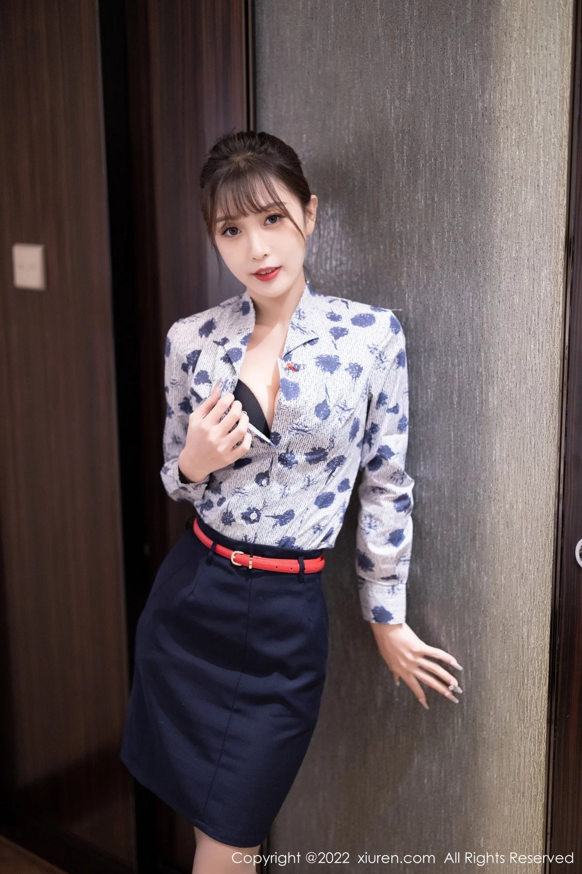 [[XiuRen秀人网]秀人网]No.4447_模特林星阑空姐制服半脱露性感黑色内衣配灰丝裤袜诱惑写真100P