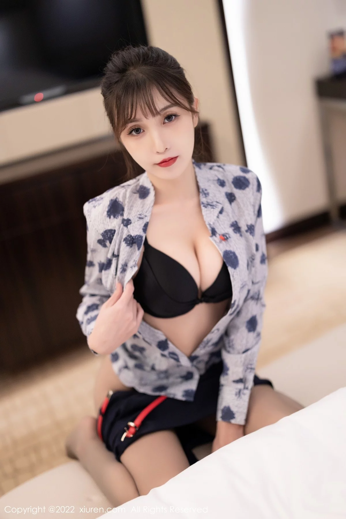 [[XiuRen秀人网]秀人网]No.4447_模特林星阑空姐制服半脱露性感黑色内衣配灰丝裤袜诱惑写真100P