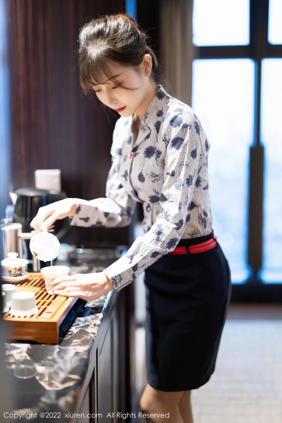 [[XiuRen秀人网]秀人网]No.4447_模特林星阑空姐制服半脱露性感黑色内衣配灰丝裤袜诱惑写真100P