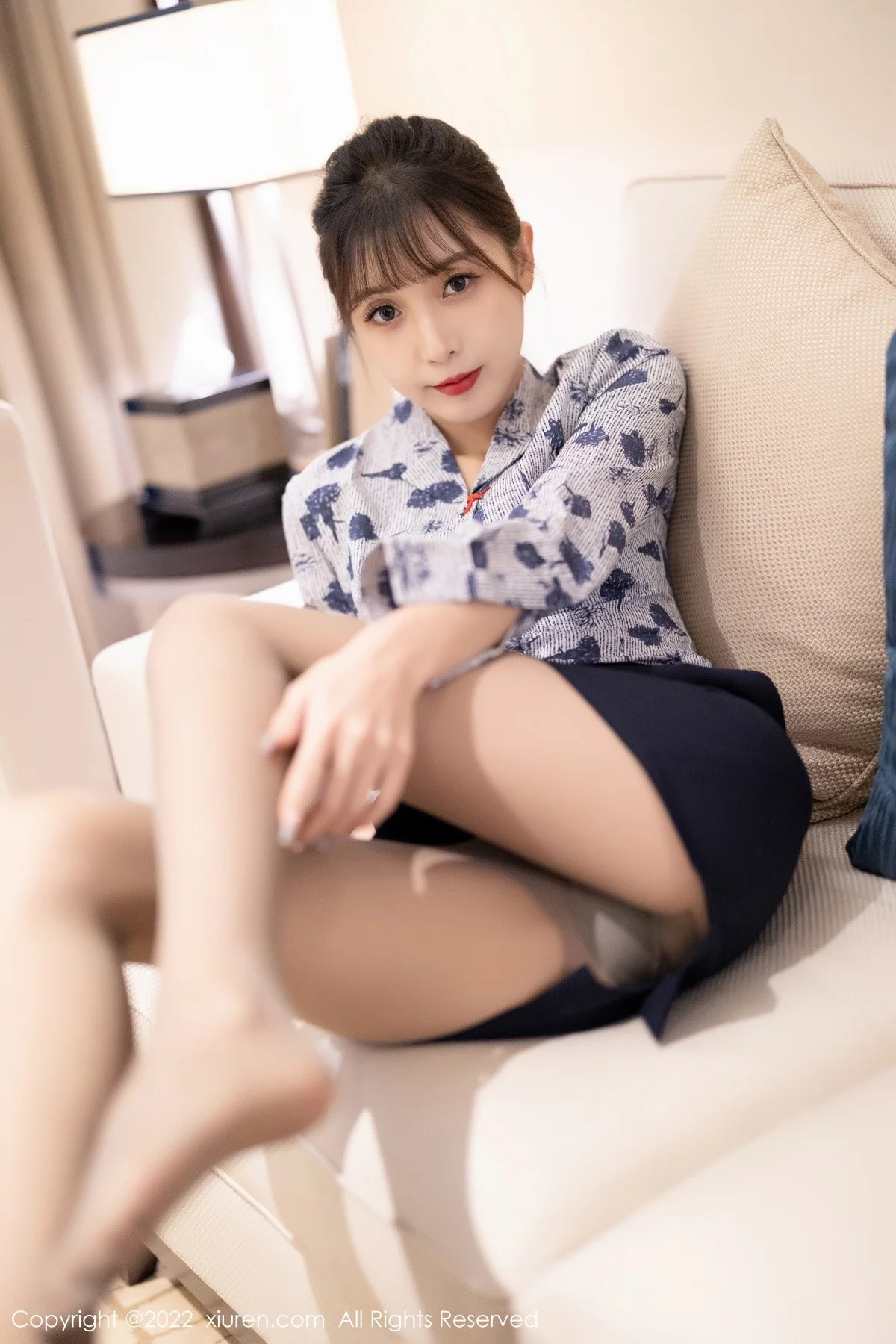 [[XiuRen秀人网]秀人网]No.4447_模特林星阑空姐制服半脱露性感黑色内衣配灰丝裤袜诱惑写真100P