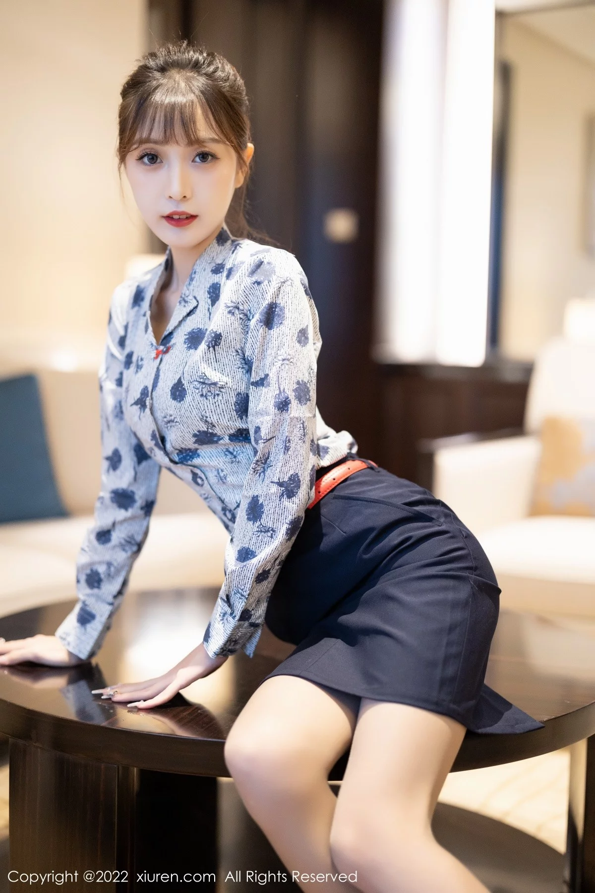 [[XiuRen秀人网]秀人网]No.4447_模特林星阑空姐制服半脱露性感黑色内衣配灰丝裤袜诱惑写真100P