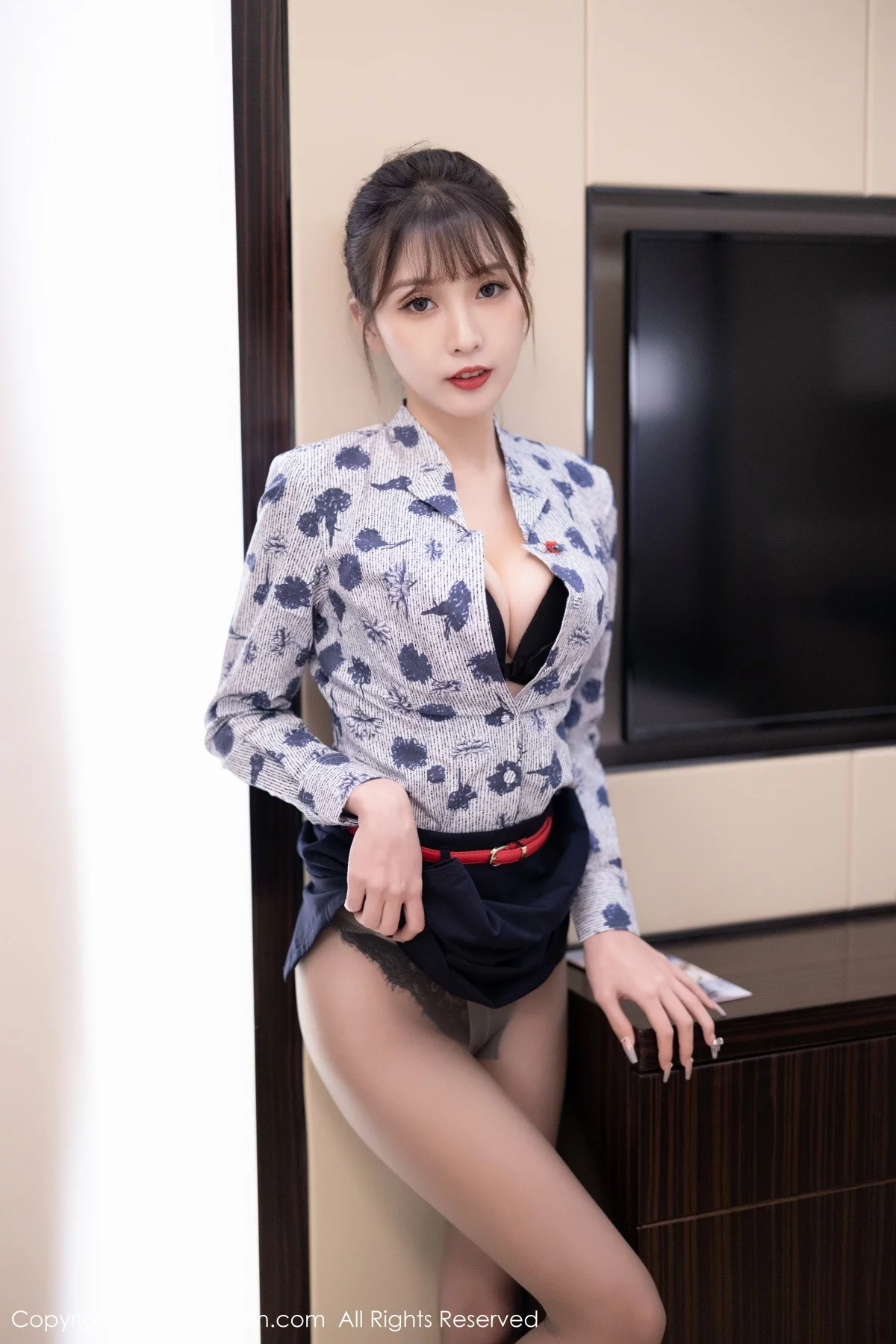 [[XiuRen秀人网]秀人网]No.4447_模特林星阑空姐制服半脱露性感黑色内衣配灰丝裤袜诱惑写真100P