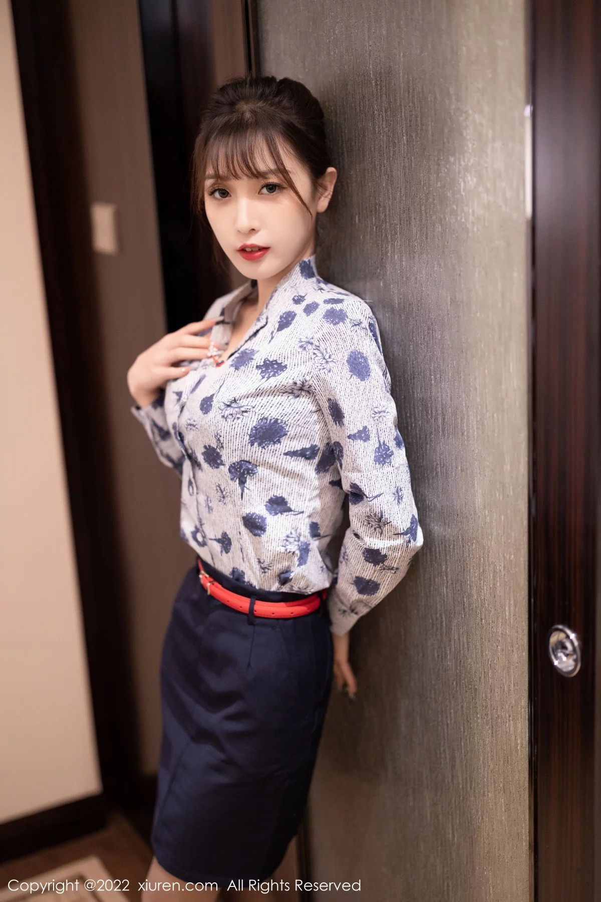 [[XiuRen秀人网]秀人网]No.4447_模特林星阑空姐制服半脱露性感黑色内衣配灰丝裤袜诱惑写真100P