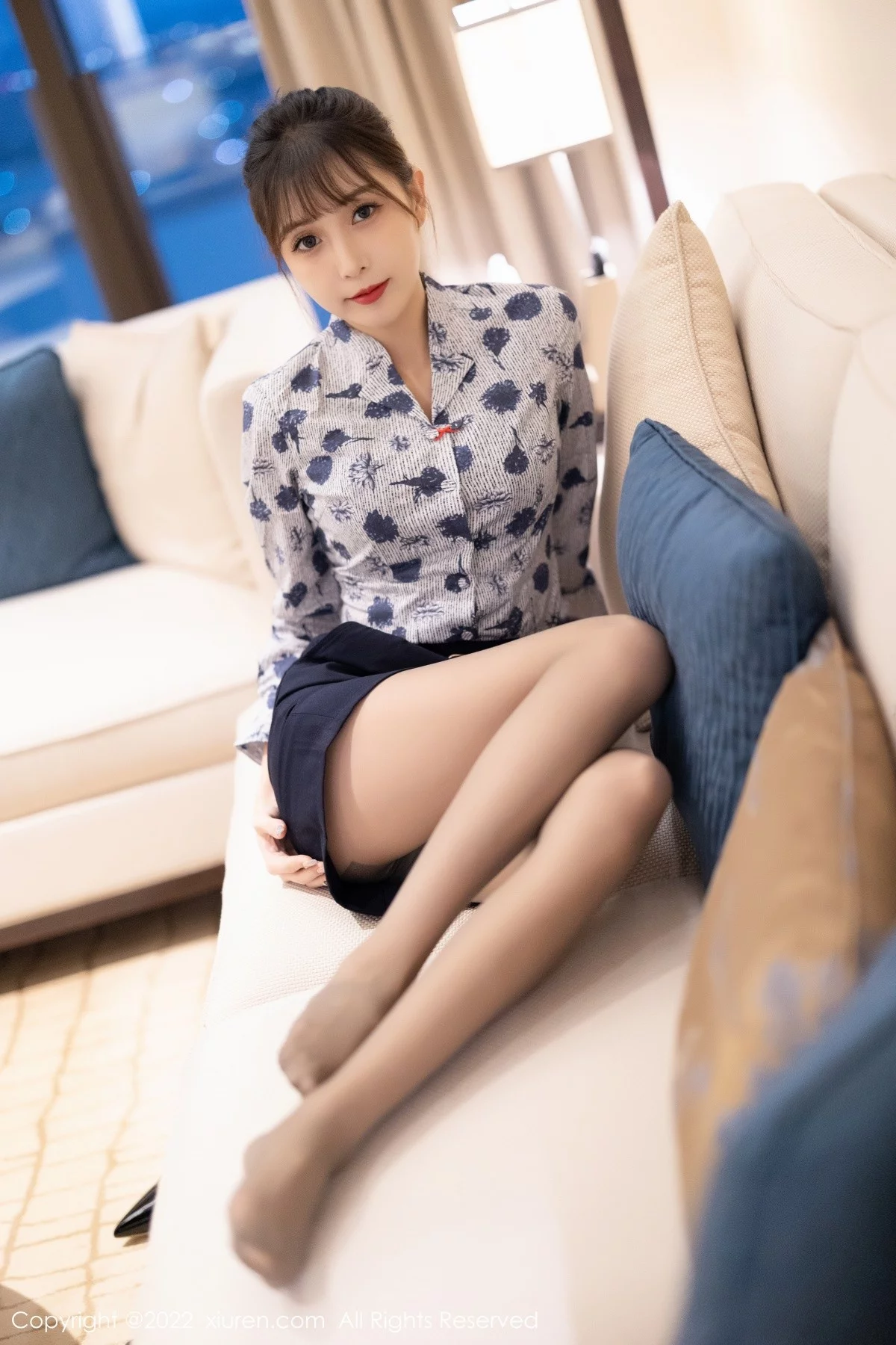 [[XiuRen秀人网]秀人网]No.4447_模特林星阑空姐制服半脱露性感黑色内衣配灰丝裤袜诱惑写真100P